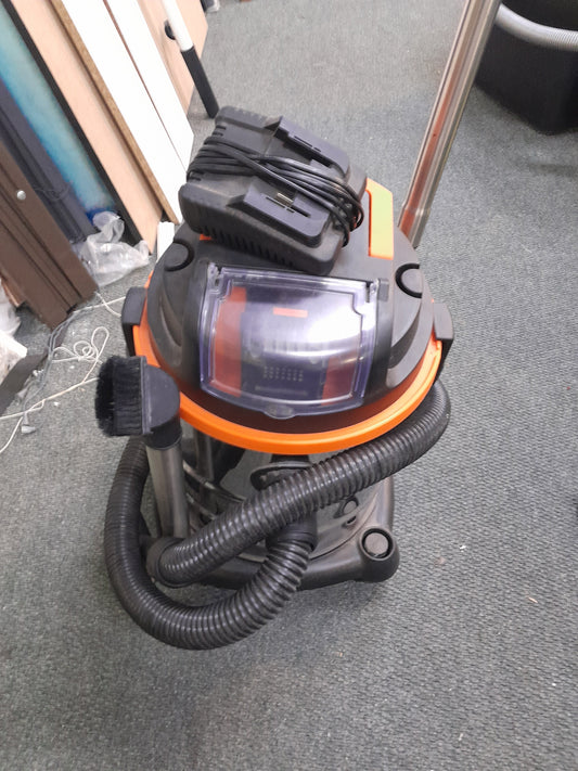Bennett Read DC 18V 20L Cordless Vacuum with charger, hose, and brush attachment, displayed on a carpeted floor. Available at Die Skatkis.