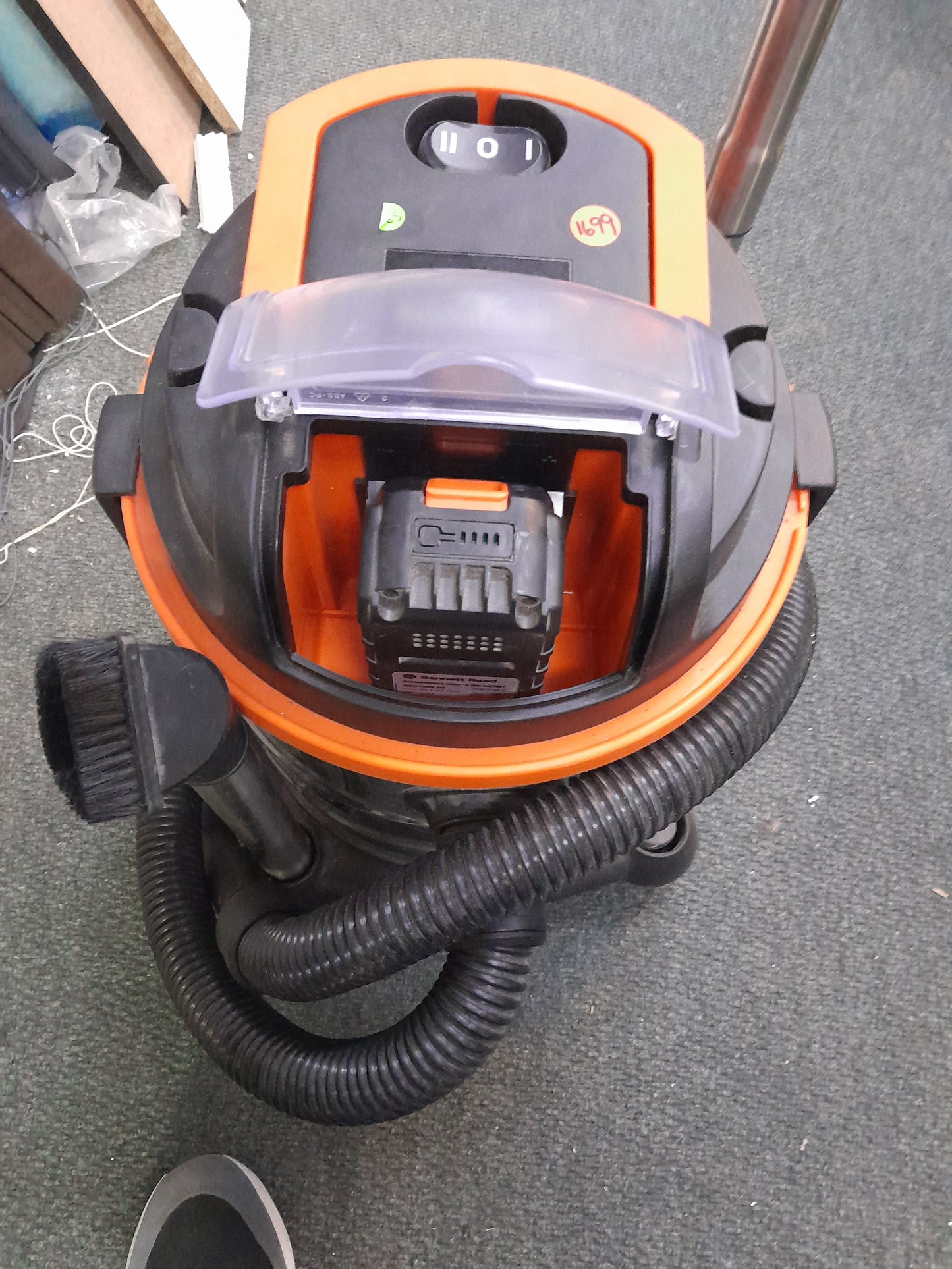 Bennett Read DC 18V 20L cordless wet/dry shop vacuum with control panel, hose, and brush attachment. Available at Die Skatkis.