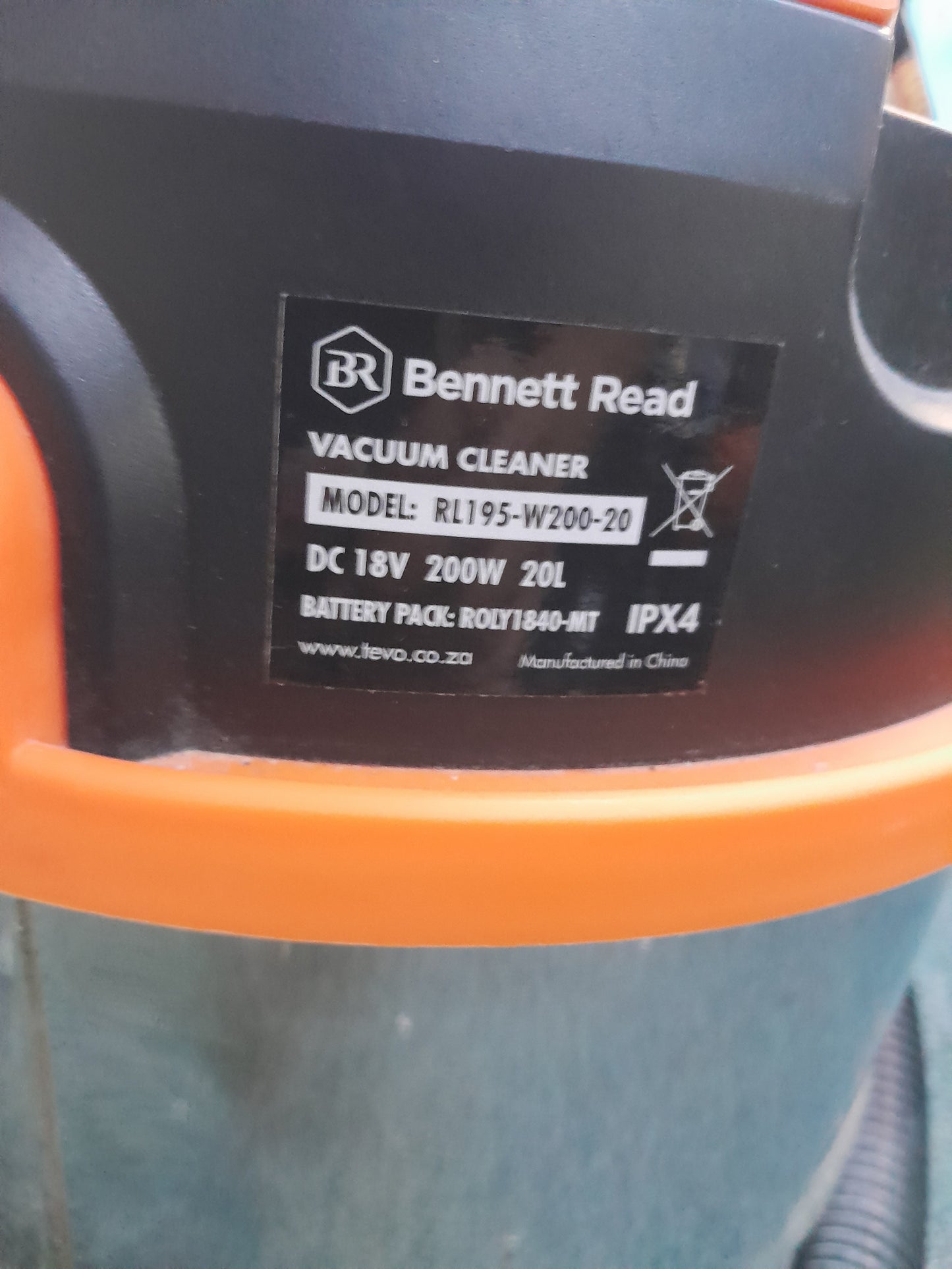 Label on Bennett Read Vacuum Cleaner, model RL195-W200-20, detailing power specifications and battery information. Available at Die Skatkis.