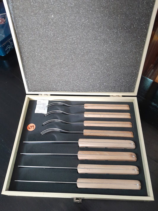 A collection of four forks and knives in a case, perfect for culinary tasks and an excellent addition to any secondhand kitchenware.