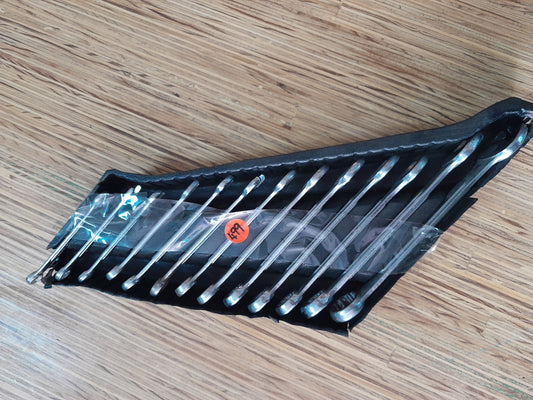 13-piece ring spanner set, sizes 6-19, in excellent condition, displayed in black holder on wooden surface, available at Die Skatkis.