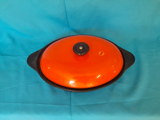 Vintage orange cast iron oval casserole pot with oven-proof lid, in very good condition, available at Die Skatkis secondhand store.