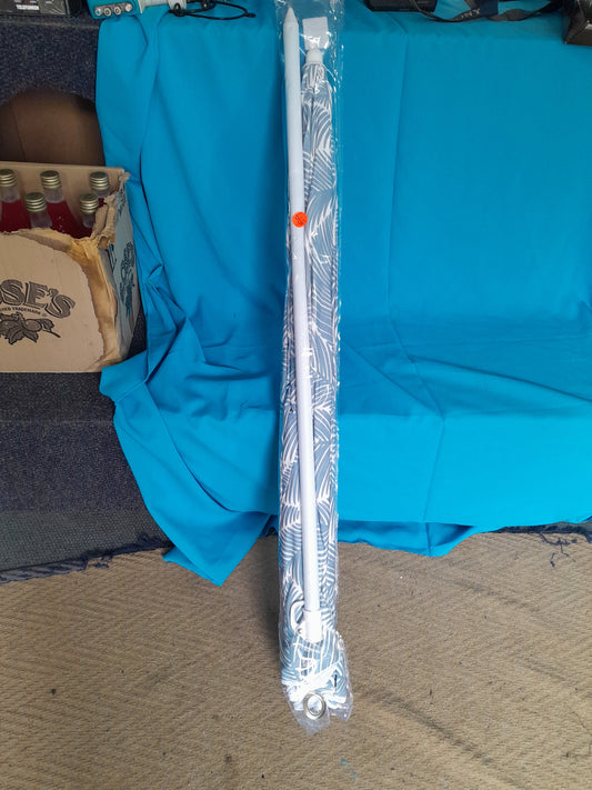 Design House Maldives umbrella in perfect condition, 200 cm, ideal for summer days. Available at Die Skatkis secondhand store.