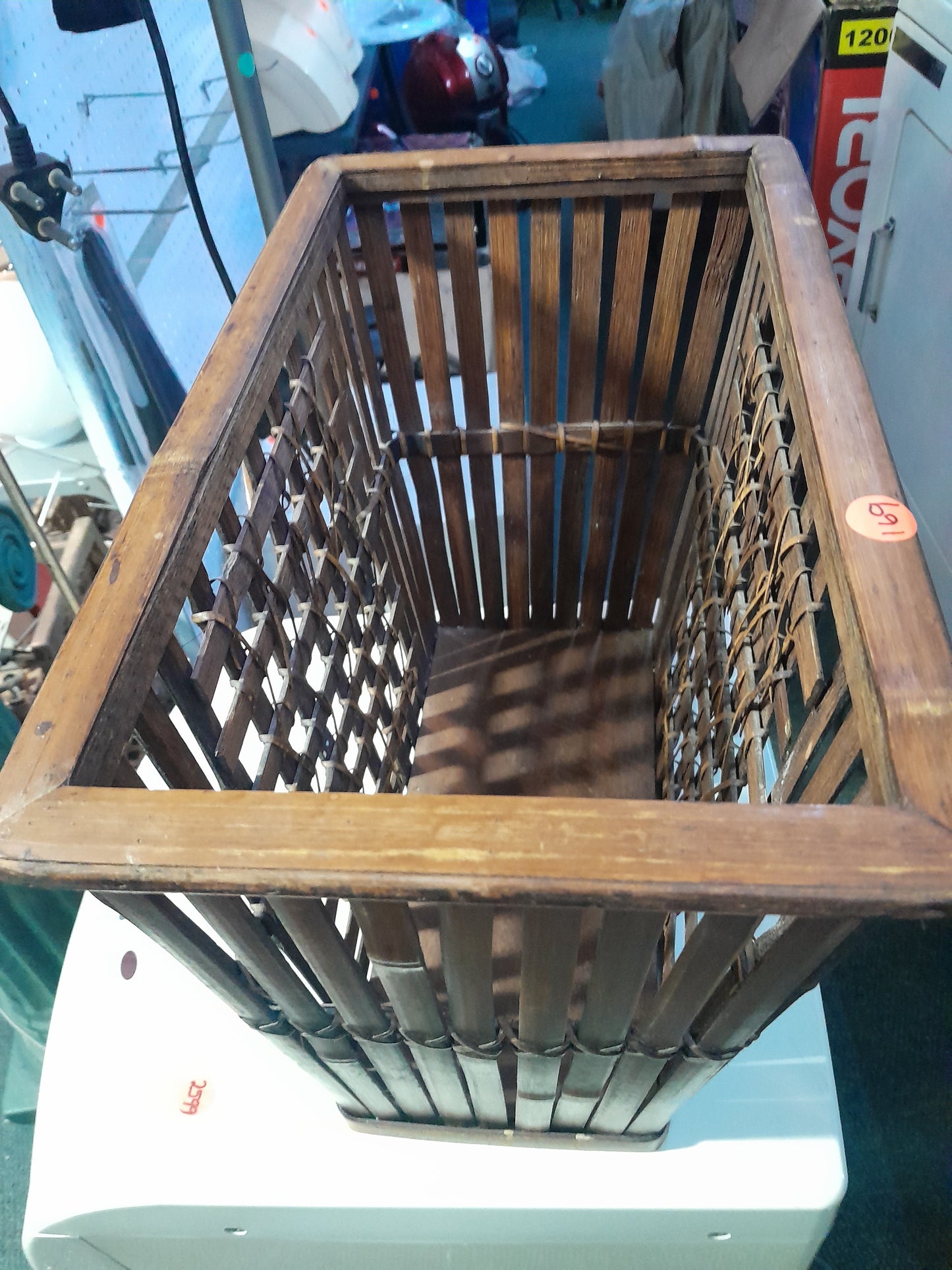 Secondhand dark brown bamboo magazine rack with slatted design and lattice sides. Ideal for organizing magazines. Available at Die Skatkis.