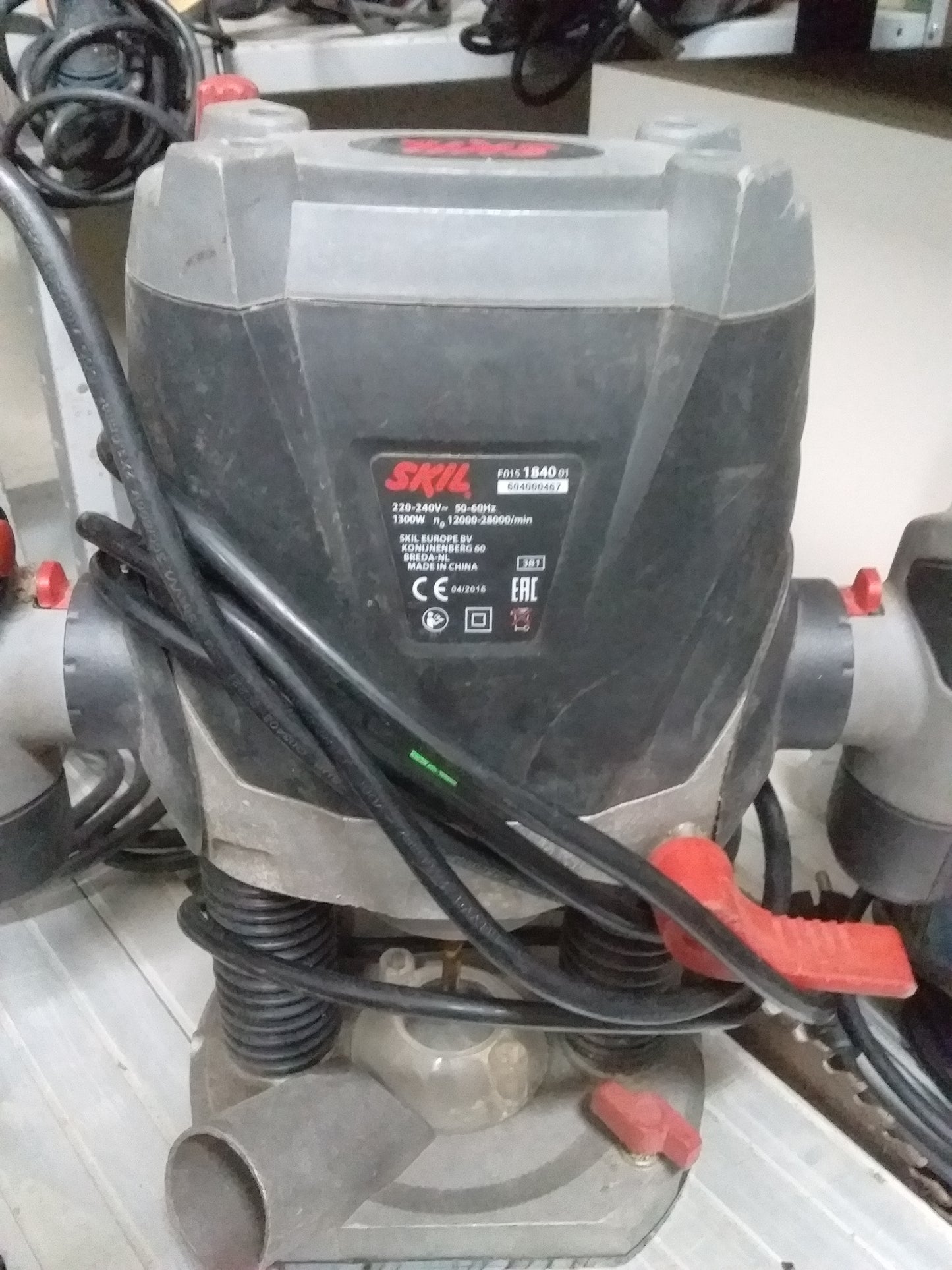 SKIL 1300W router with speed control, black and red, labeled F015 1840 01, made in China. Available at Die Skatkis.