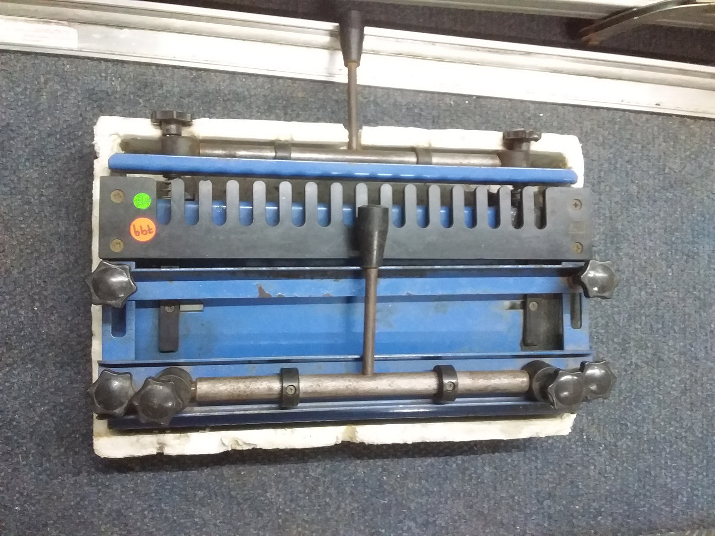 Dovetail jig for woodworking, designed to guide a router in cutting precise dovetail joints. Available at Die Skatkis.