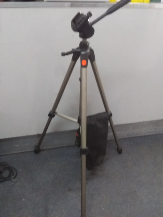 Vivitar V-2800 camera tripod with adjustable legs and a handle for panning, displayed on a carpeted floor, available at Die Skatkis.