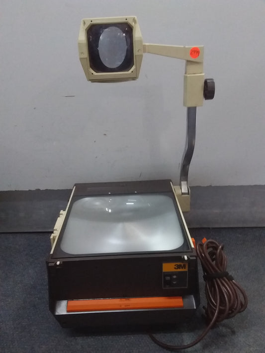 Vintage 3M Overhead Projector Model 213 with 380W AKD lamp, fully functional, available at Die Skatkis secondhand store.