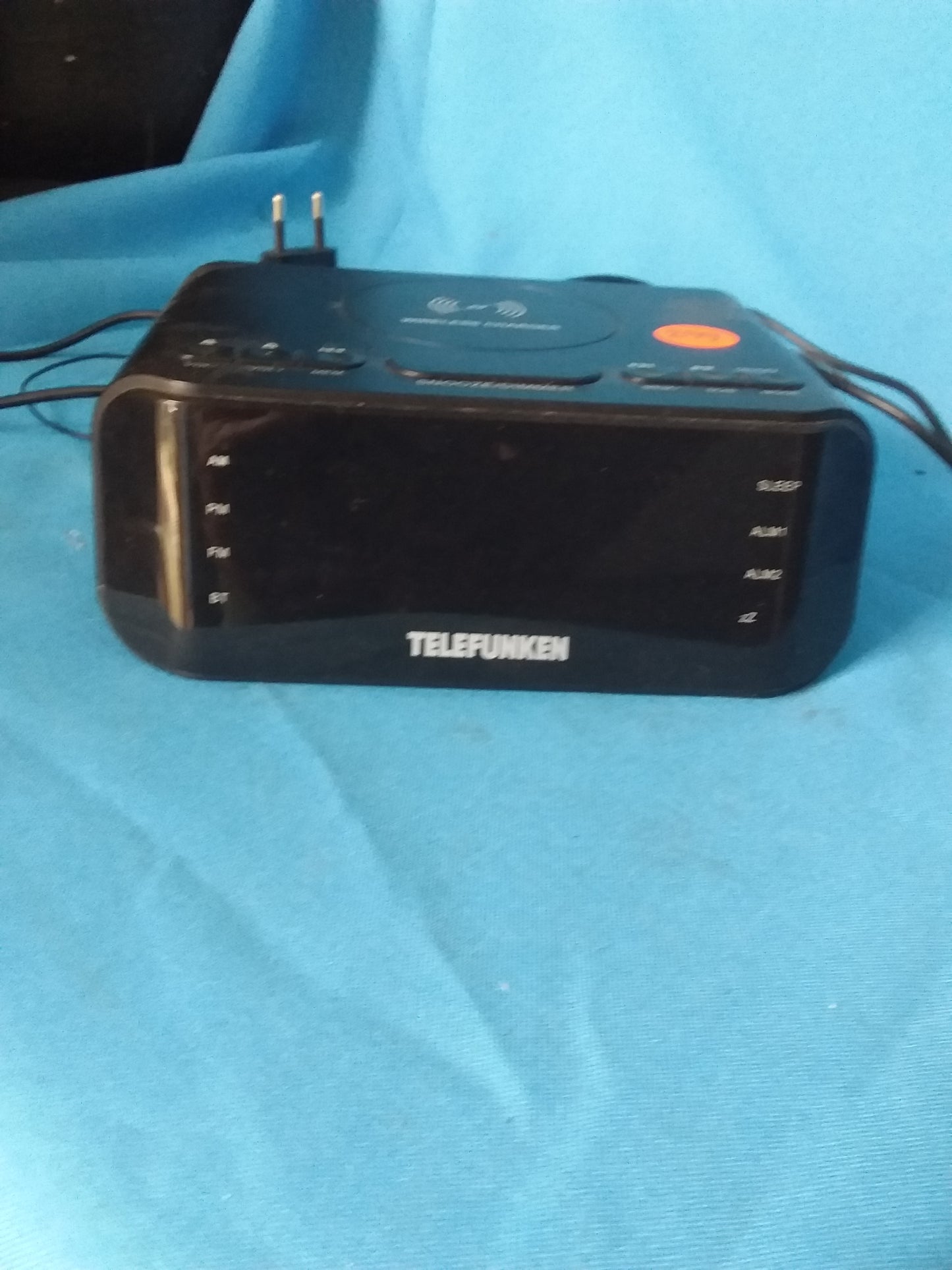 Telefunken digital clock radio with built-in wireless charger, featuring multiple alarm settings and sleek black design. Available at Die Skatkis.