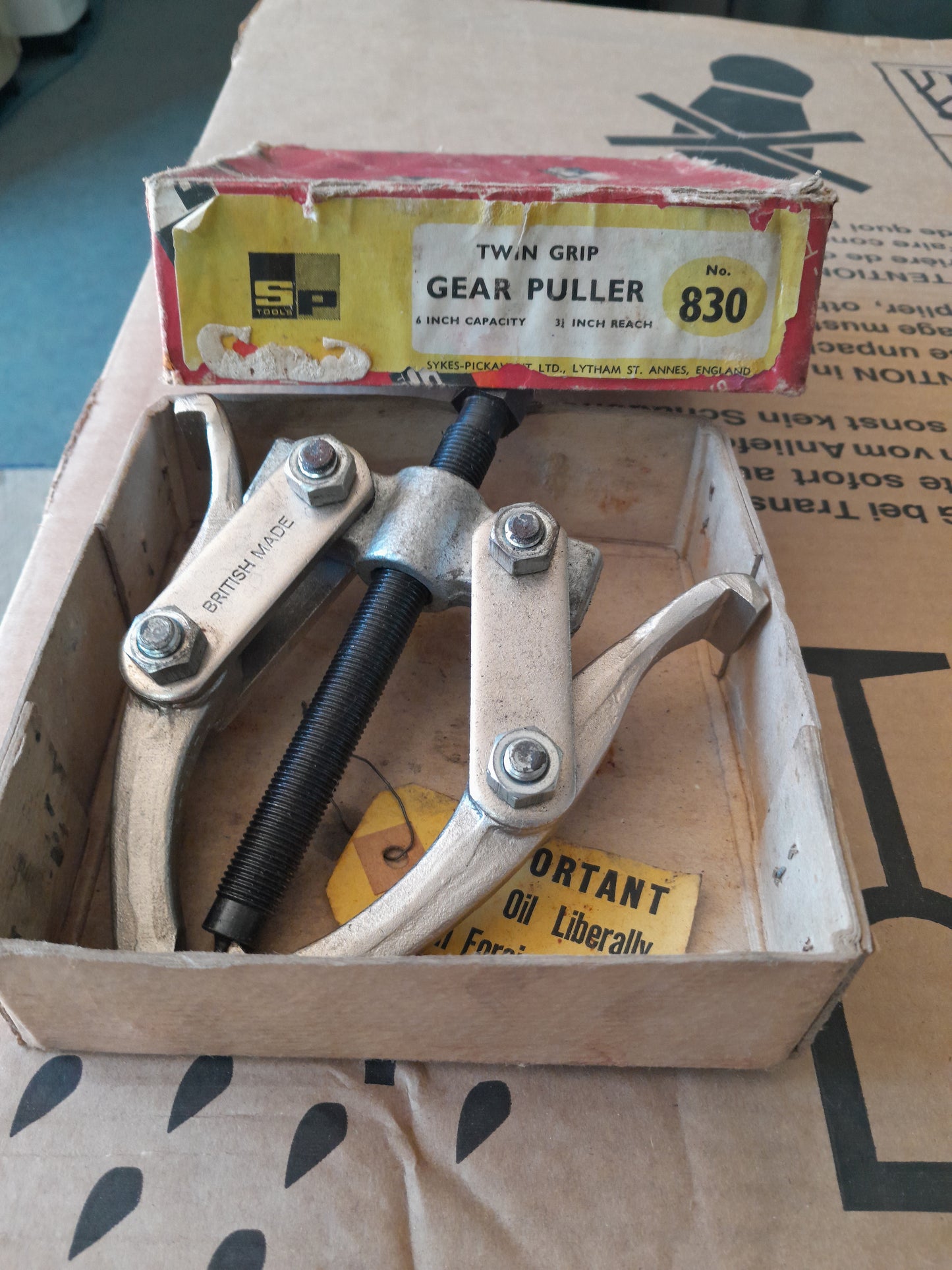Sykes-Pickavant Gear Puller with box, perfect for DIY enthusiasts and professional mechanics alike.