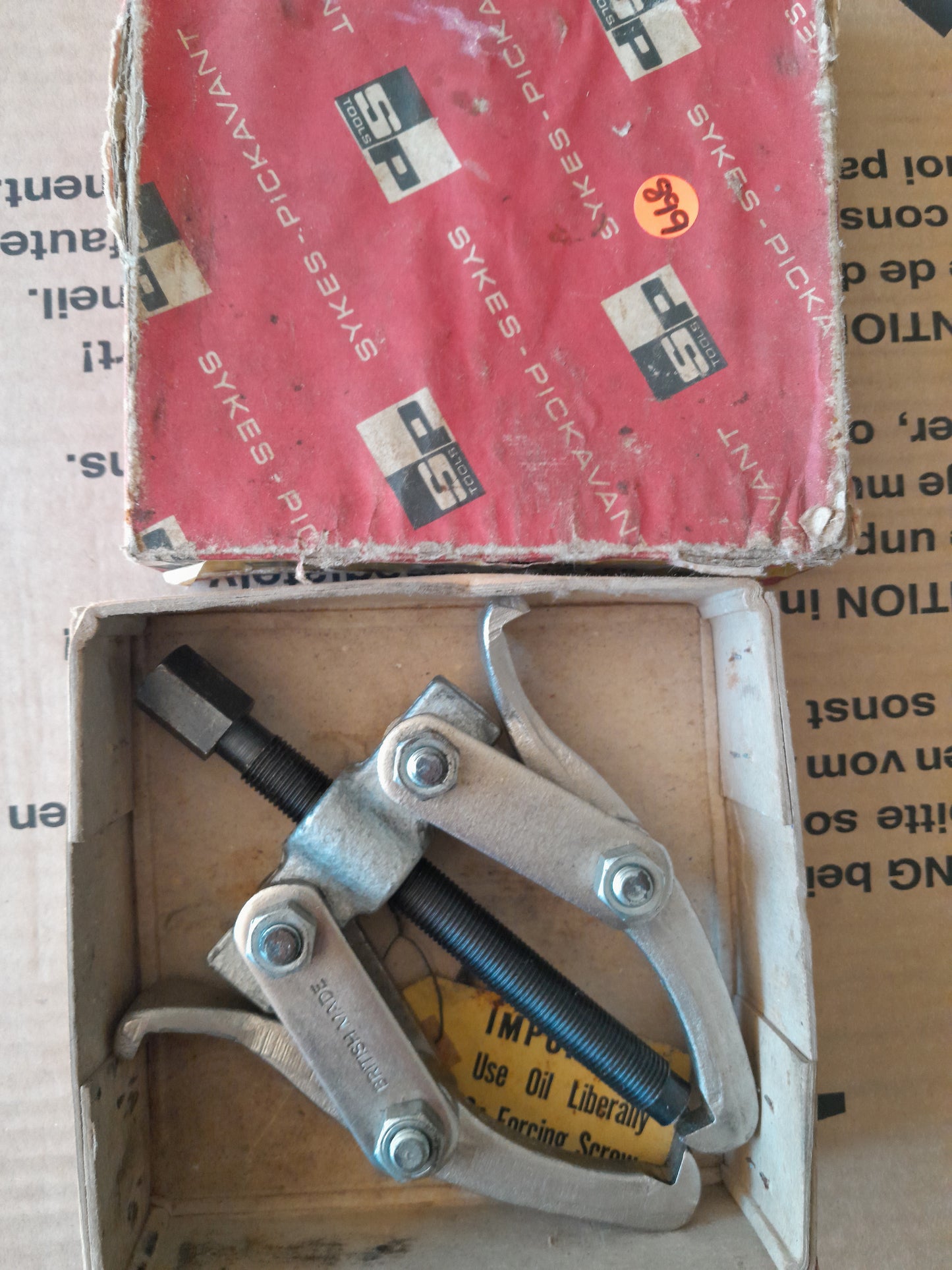 Sykes-Pickavant twin grip gear puller in original box, almost brand new condition.