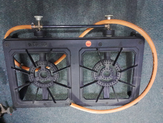 Used 2 plate gas burner in excellent condition, made of cast iron with a pipe attachment for convenience.