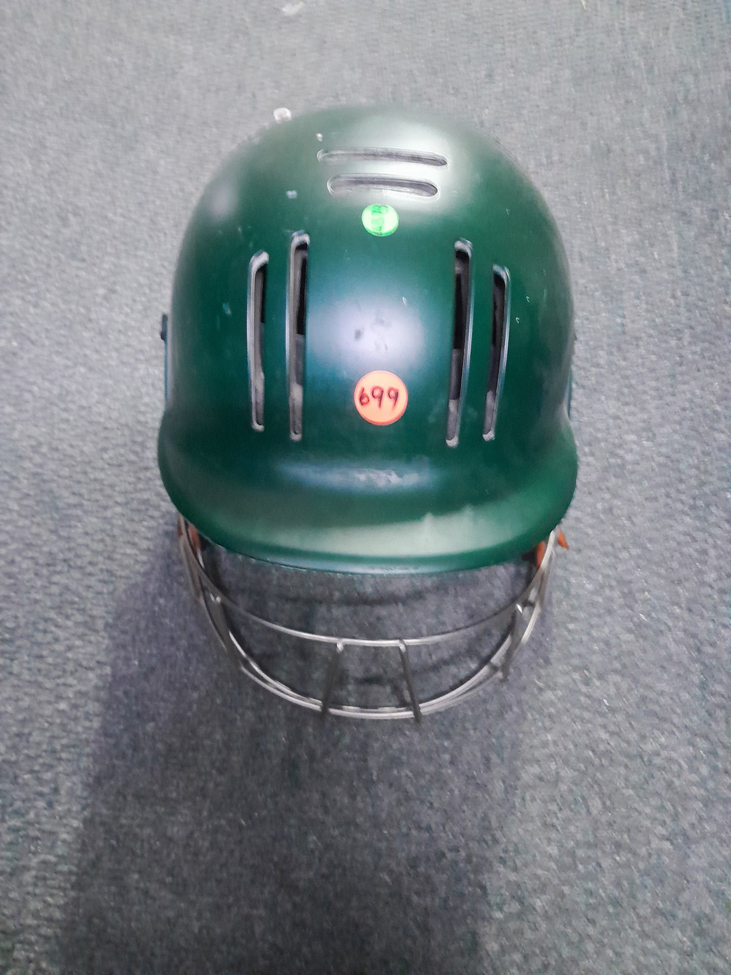Quality green GM cricket helmet, well-maintained, available for purchase in Die Skatkis secondhand store.