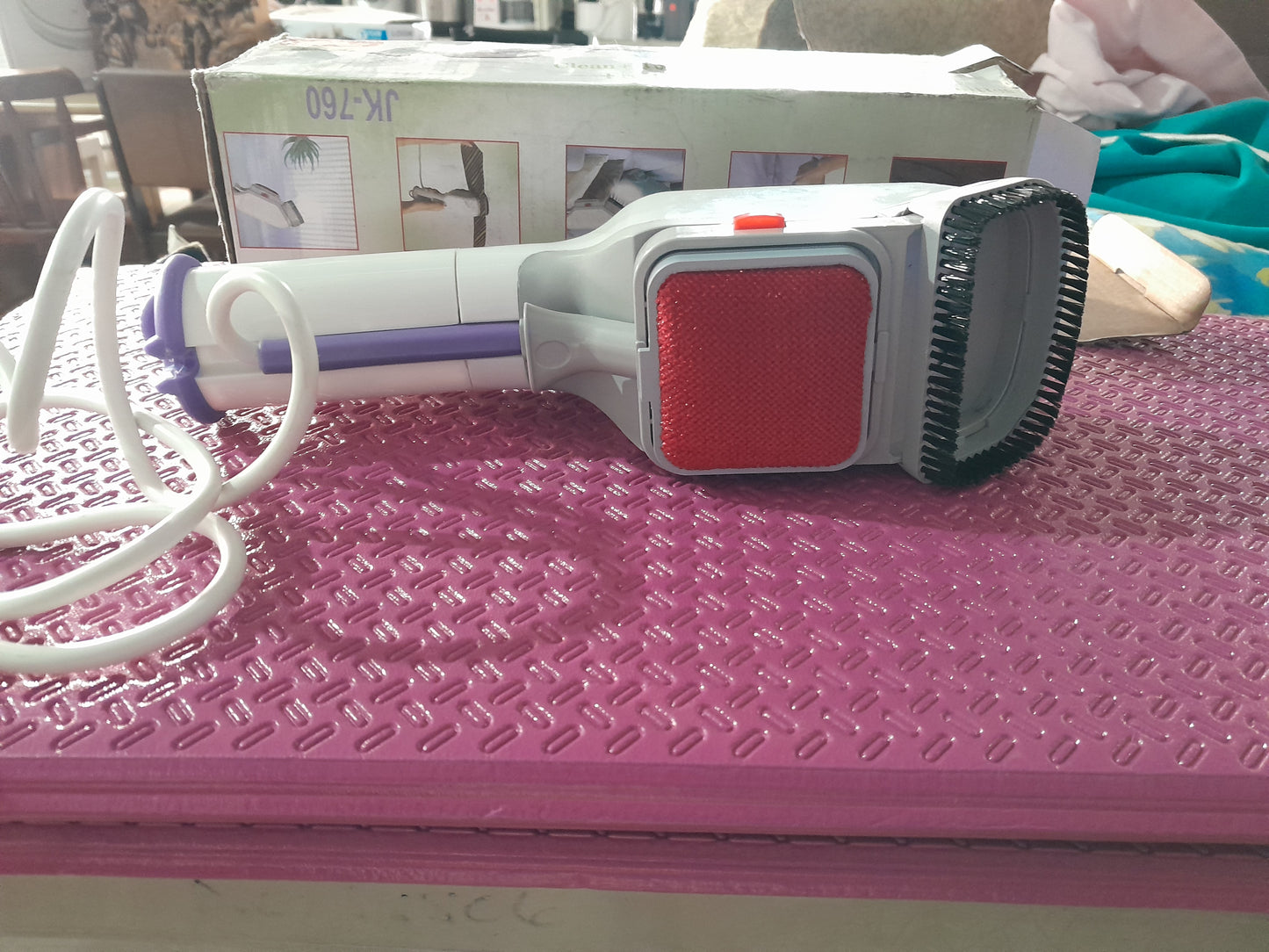 Versatile steambrush with 1000W power, ideal for freshening up clothes and surfaces efficiently