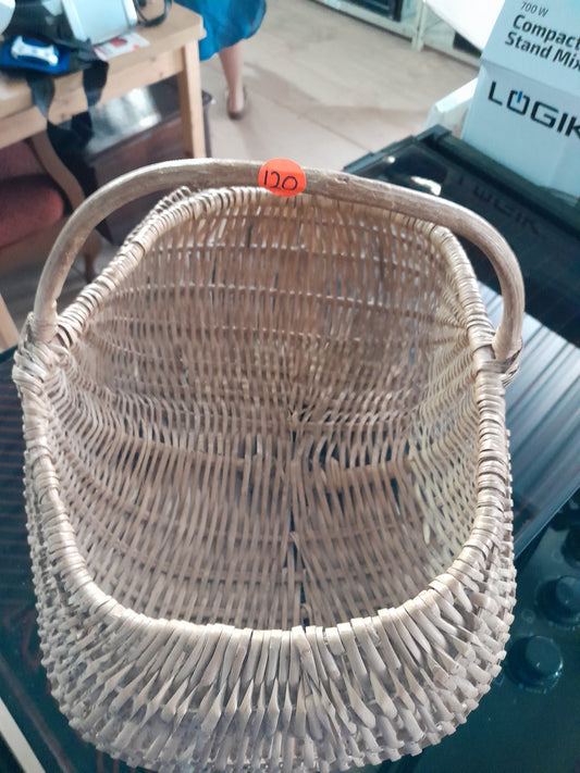 Charming wicker basket, perfect for carrying snacks or organizing home items, featuring a practical handle for easy transport.