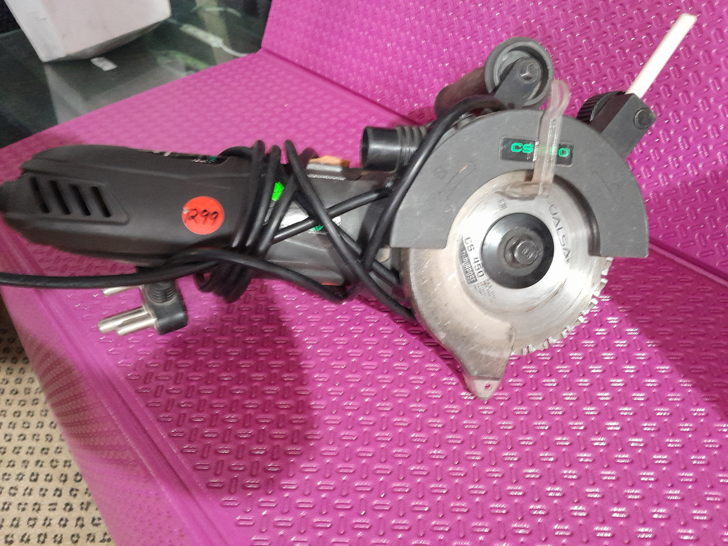 Dual Saw CS-450 electric circular saw in action, perfect for DIY and professional projects.