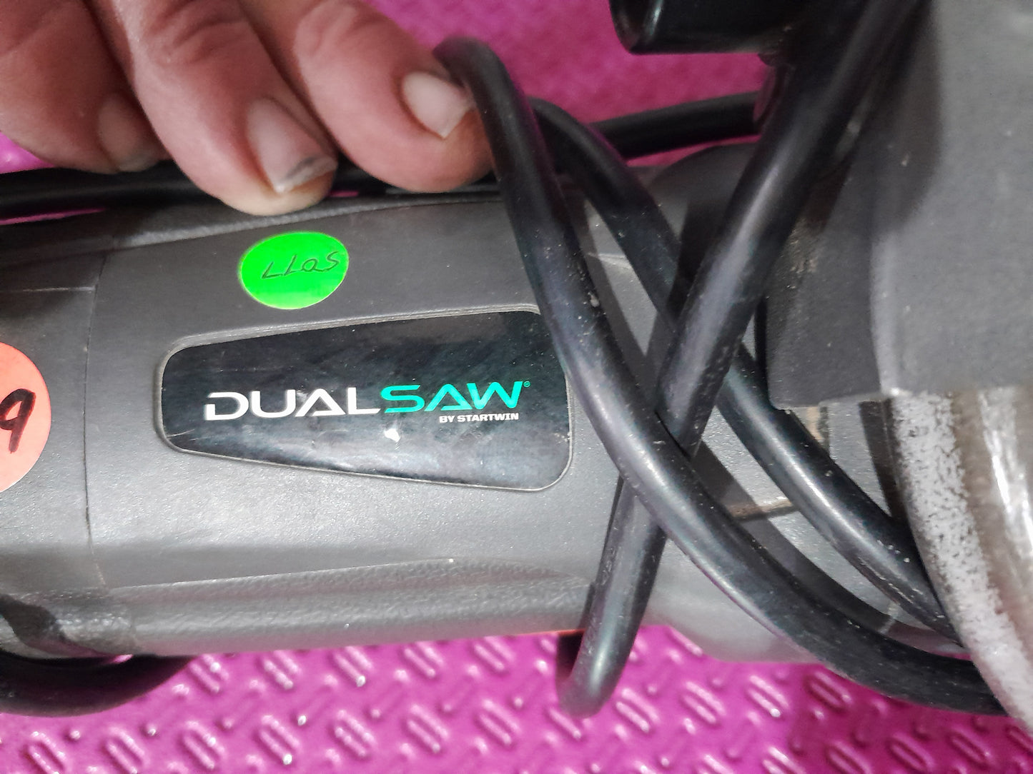 Close-up of the handle of Dual Saw CS-450, highlighting ergonomic grip for ease of use.