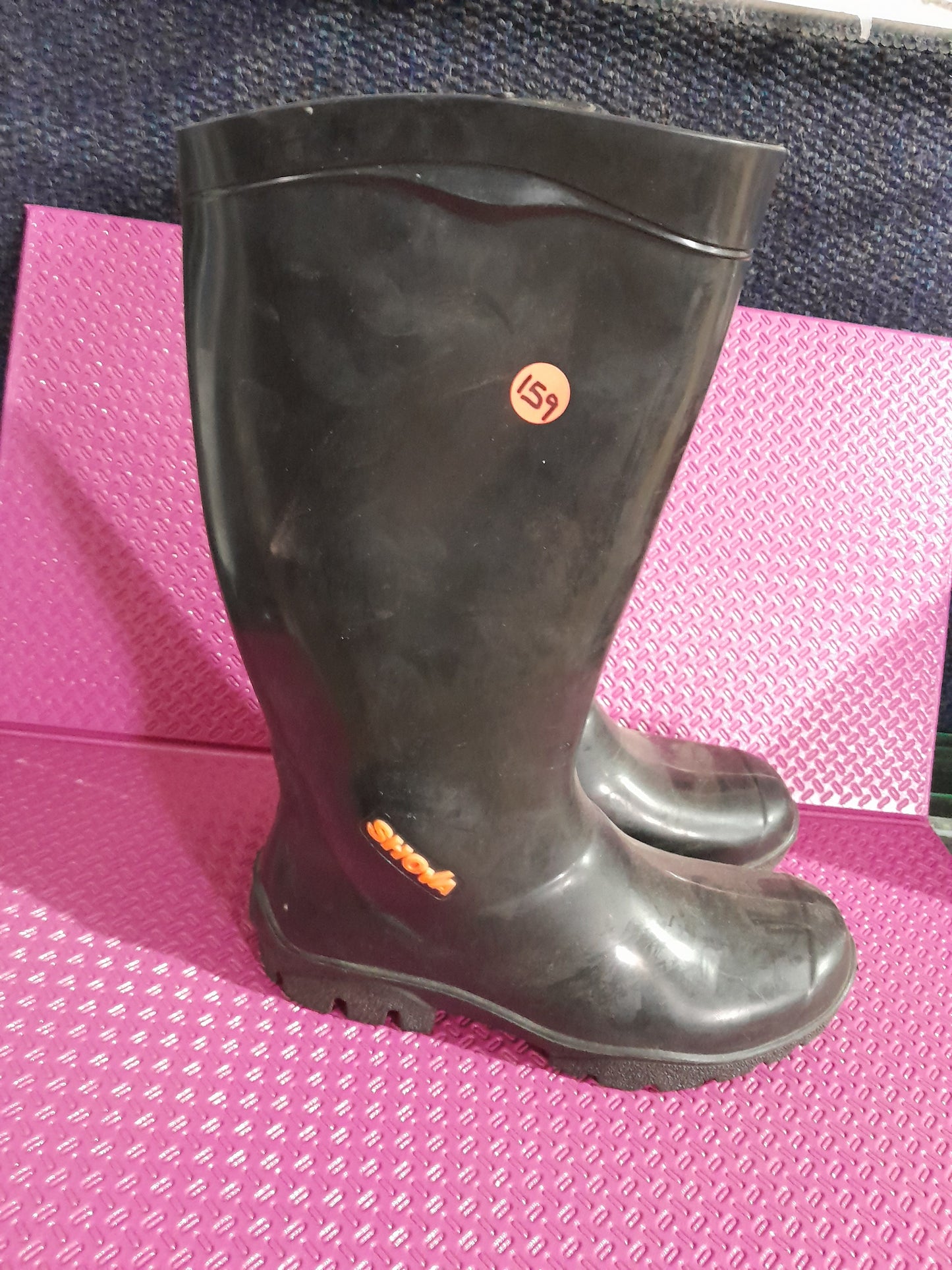 Durable PVC Shova gumboots in size 8, ideal for wet conditions, available at Die Skatkis secondhand store.