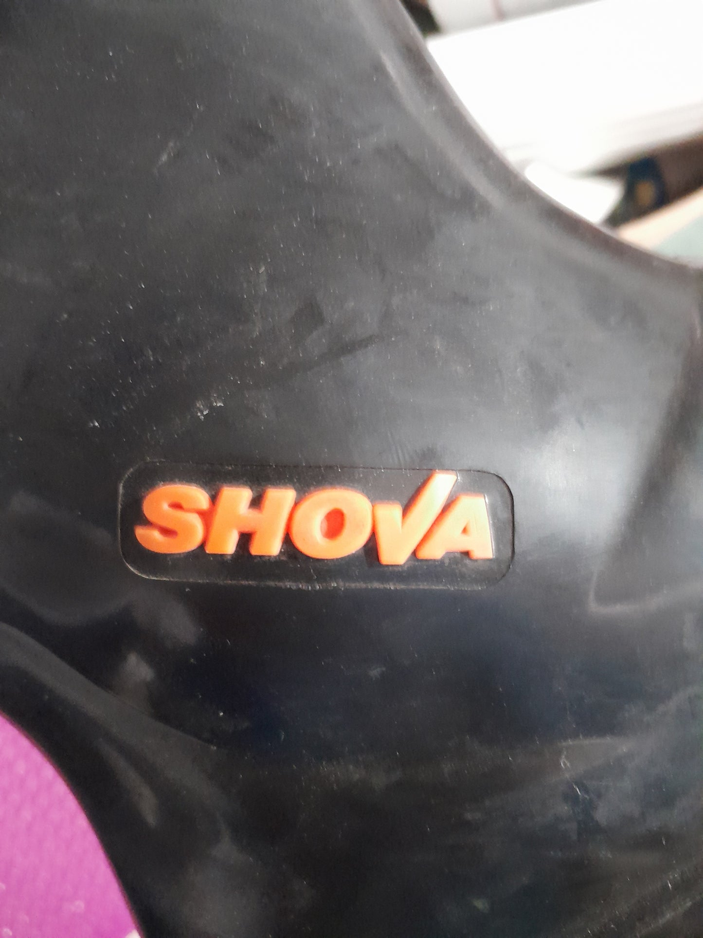 Retail Shova black gumboots in size 8, suitable for various outdoor activities, shop now at Die Skatkis