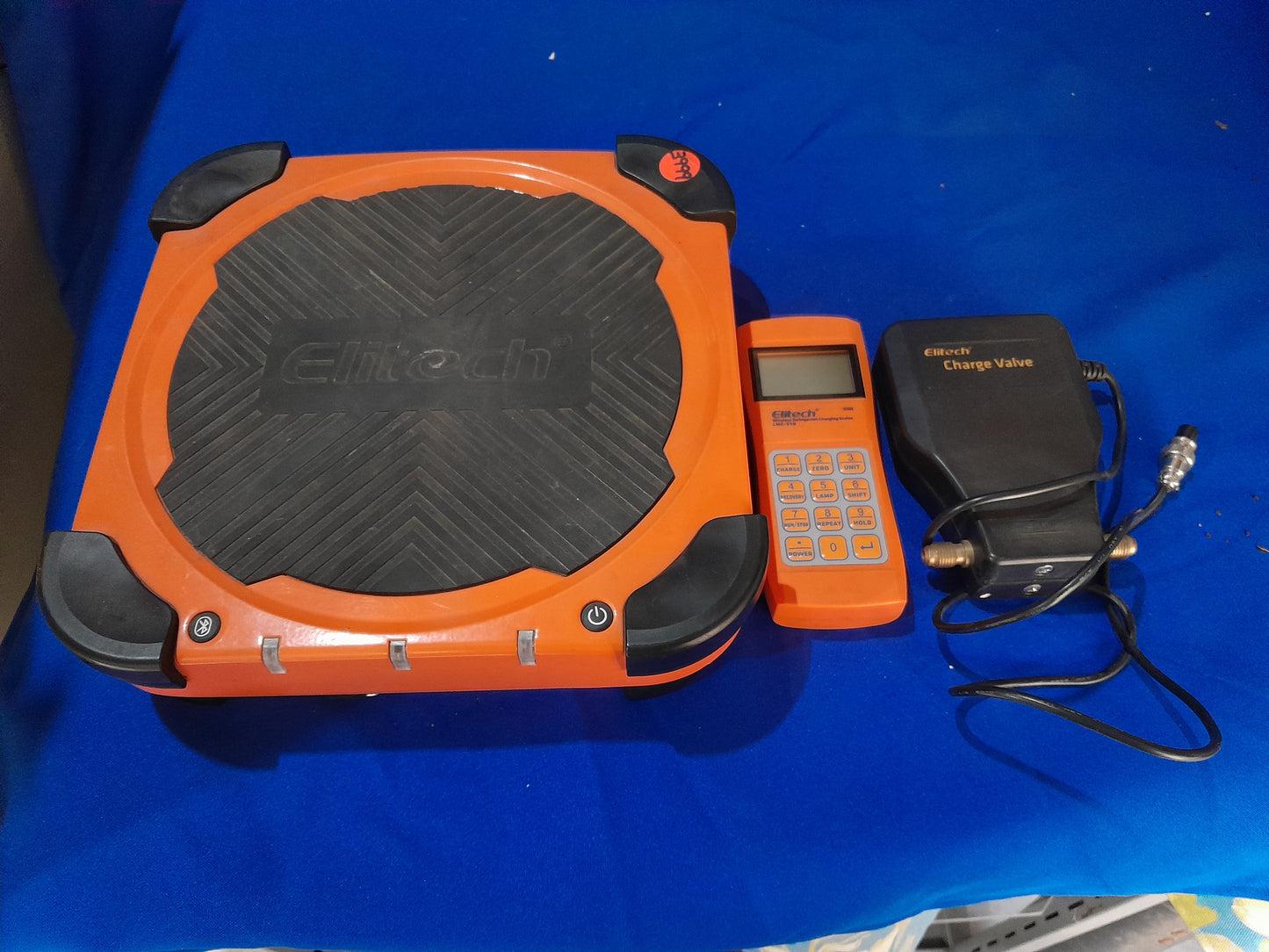 Elitech LMC-200 refrigerant scale for HVAC systems, measures in ounces, pounds, or kilograms.