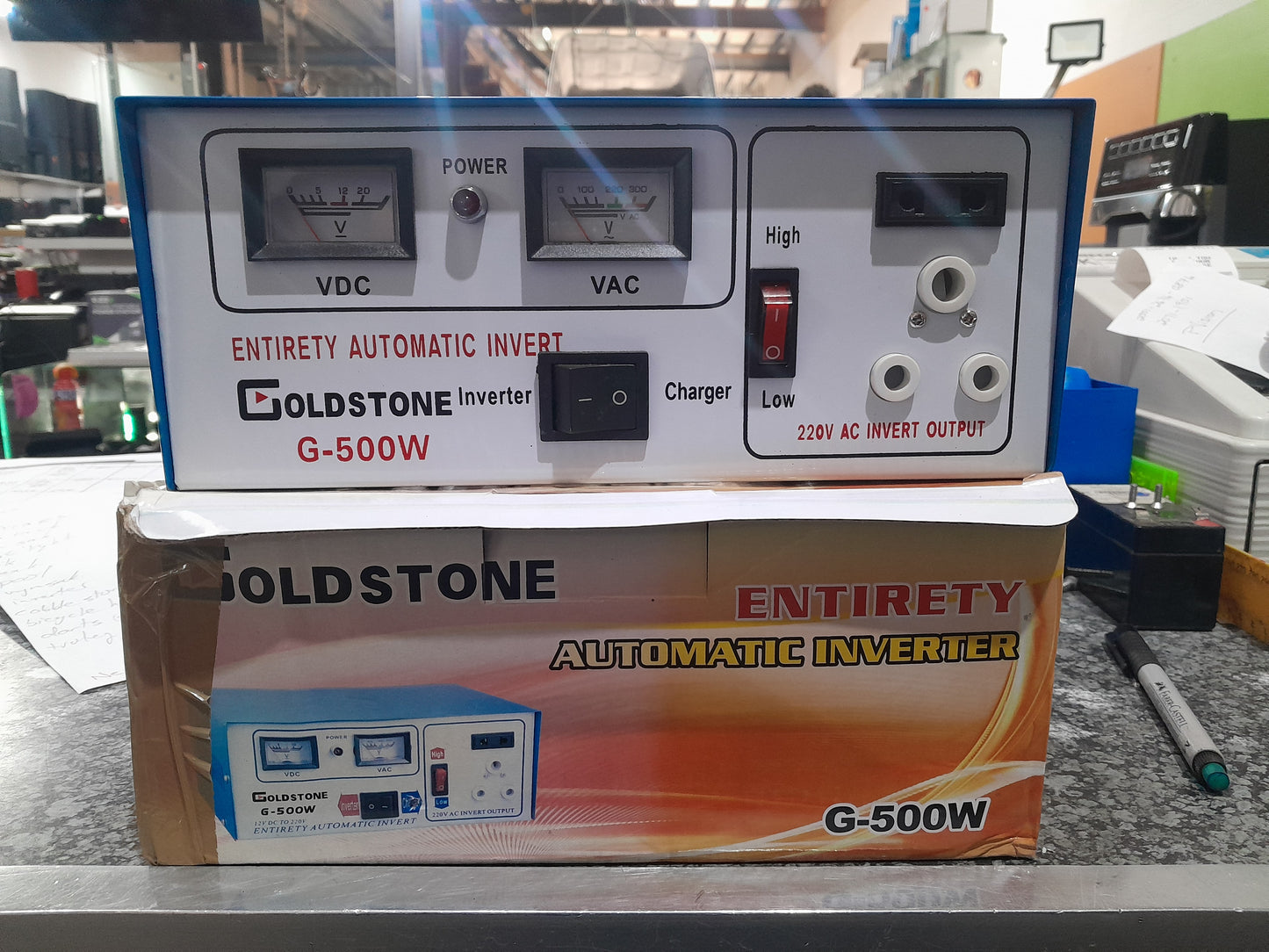 Front view of Golstone G-500W inverter highlighting input and output specifications.