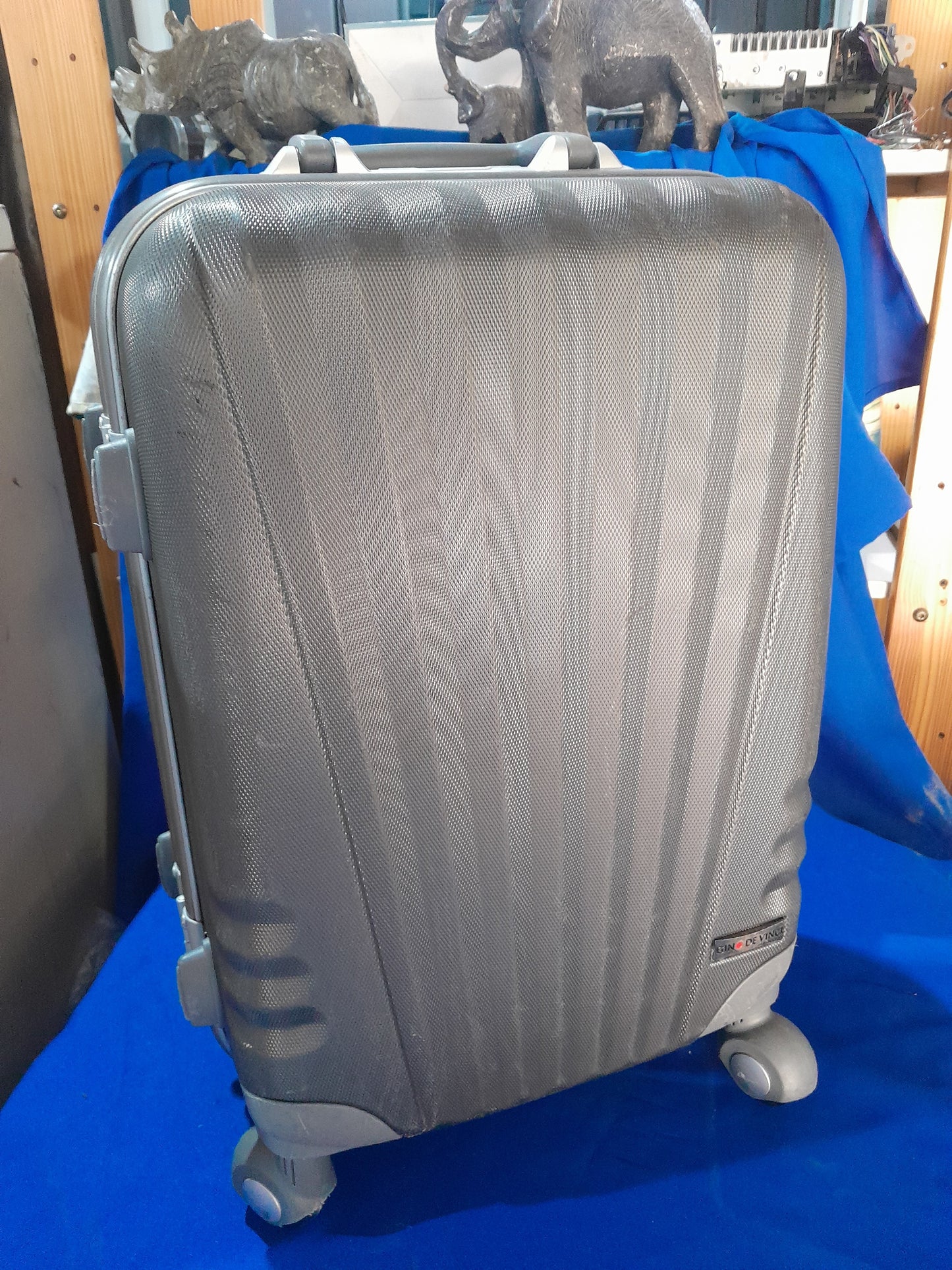 Large Gino De Vince trolley case with a hard shell, perfect for secure travel.
