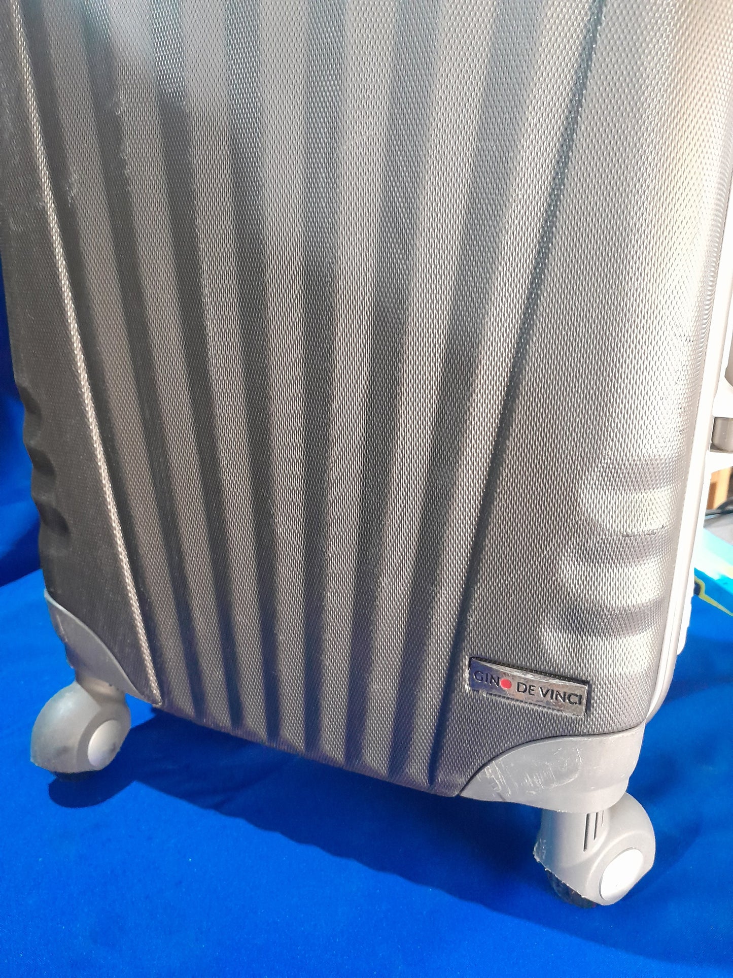 Close-up of the textured surface of Gino De Vince trolley case, ensuring durability and style.