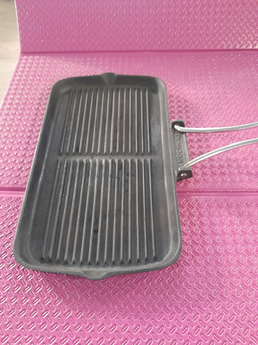 Typhoon grill pan made of cast iron, ideal for grilling meats and vegetables.