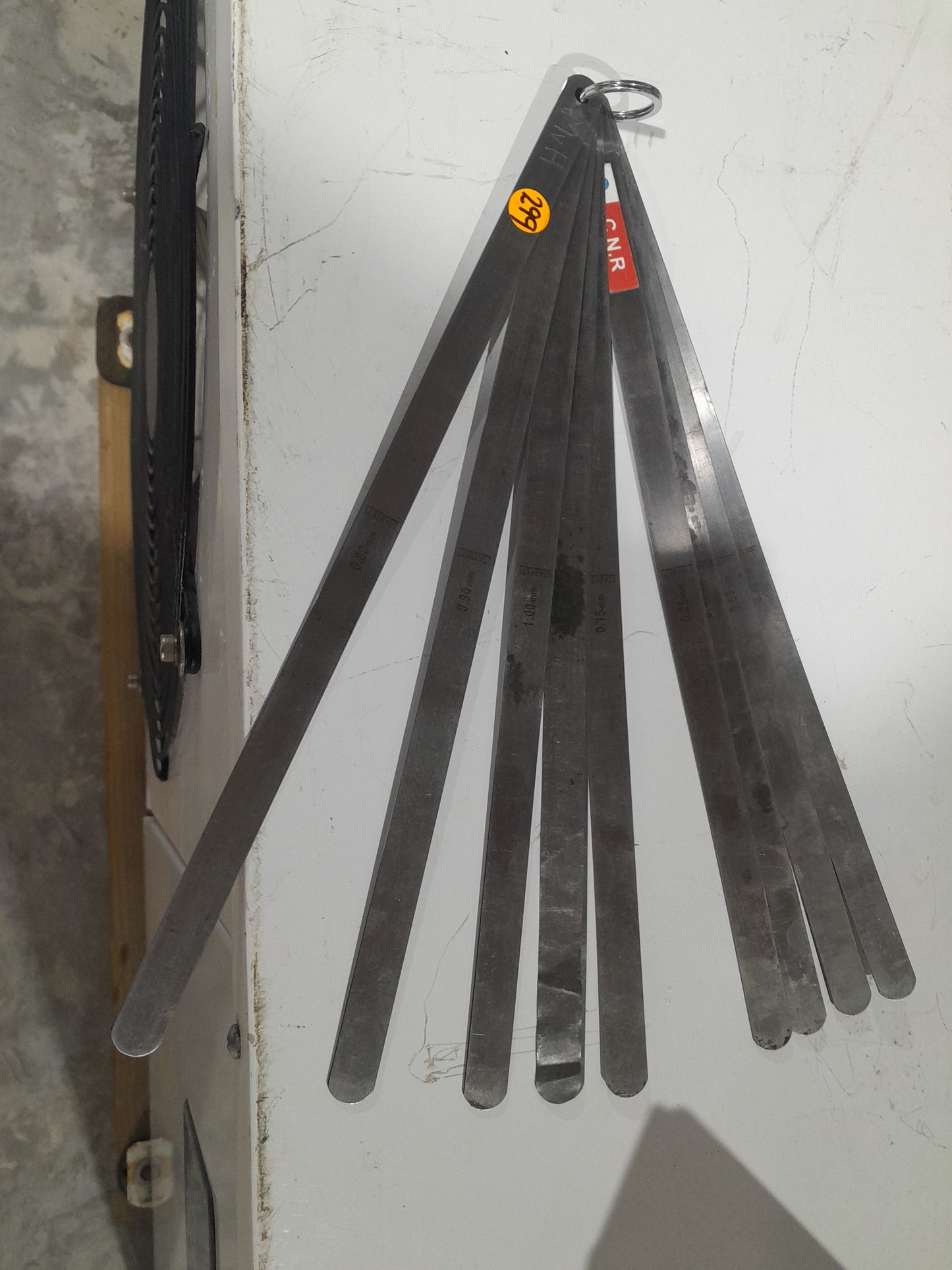 Long feeler gauge with 20 leaves, measuring 0.05-1.00mm, ideal for precise measurements.