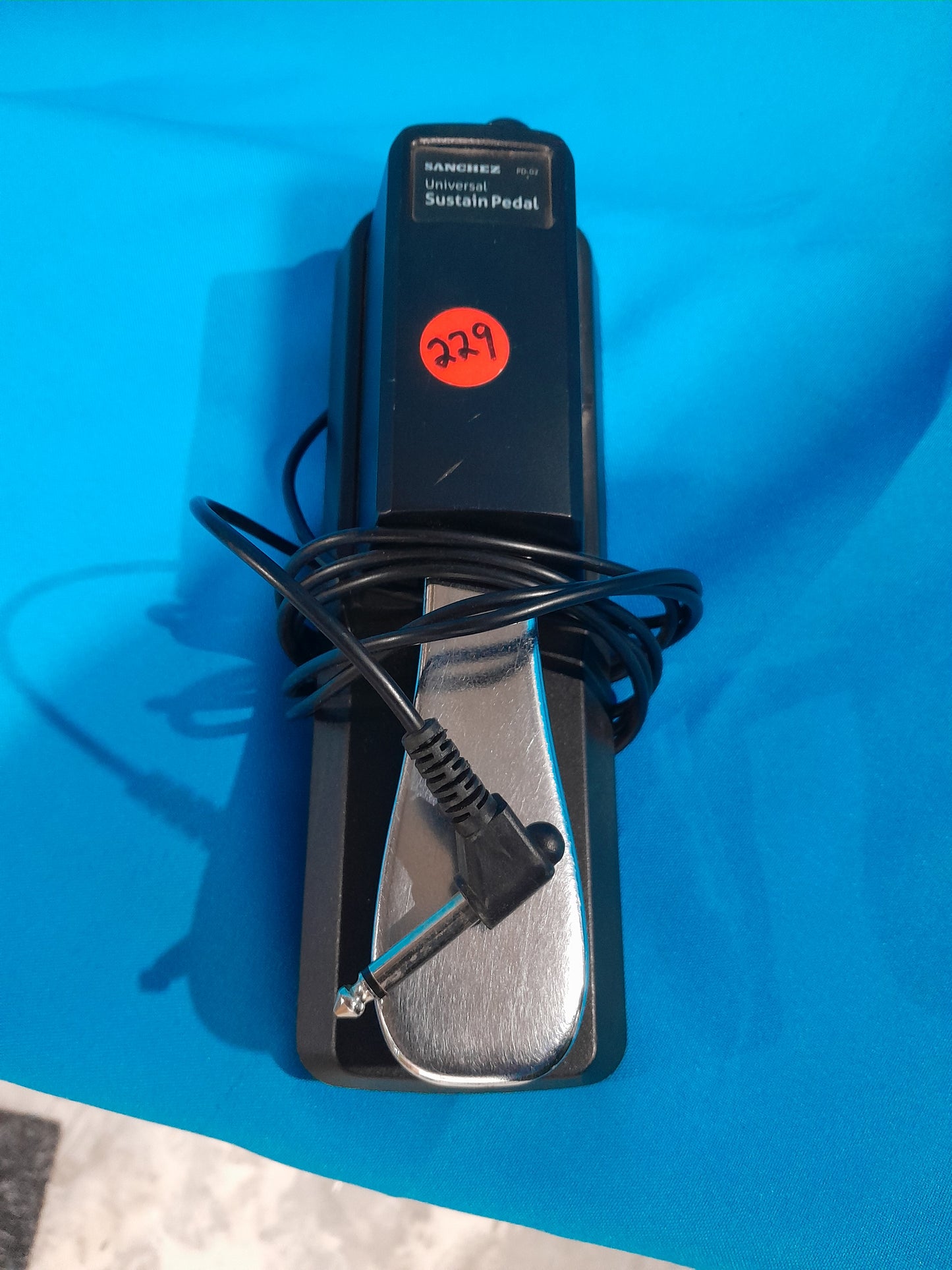 Universal Sustain Pedal by Sanchez, ideal for musicians using electronic instruments.