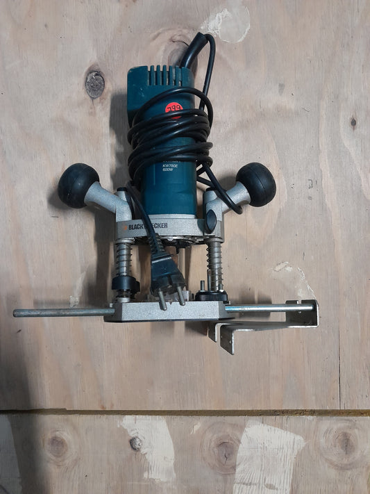 Black & Decker KW780 Router for woodworking, 650W, cuts up to 55mm deep, ideal for creating grooves.