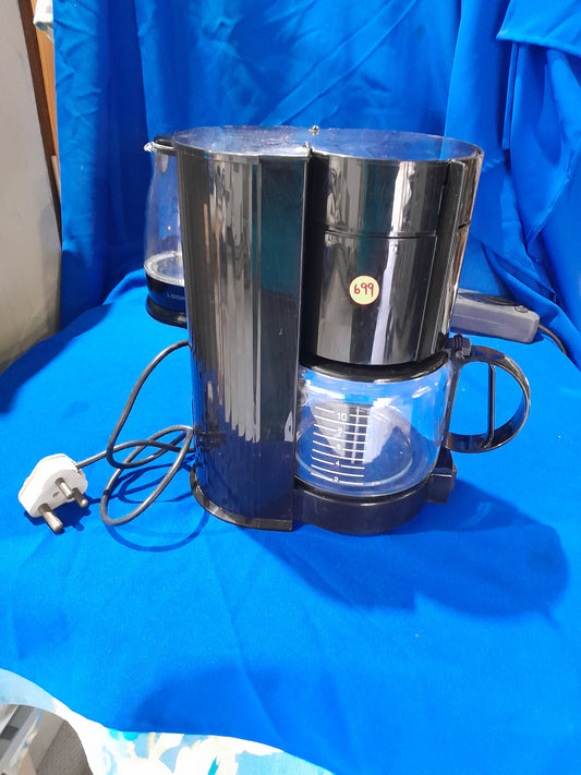 Vintage Braun coffee maker KF40077R, perfect for brewing 12 cups of flavorful coffee.