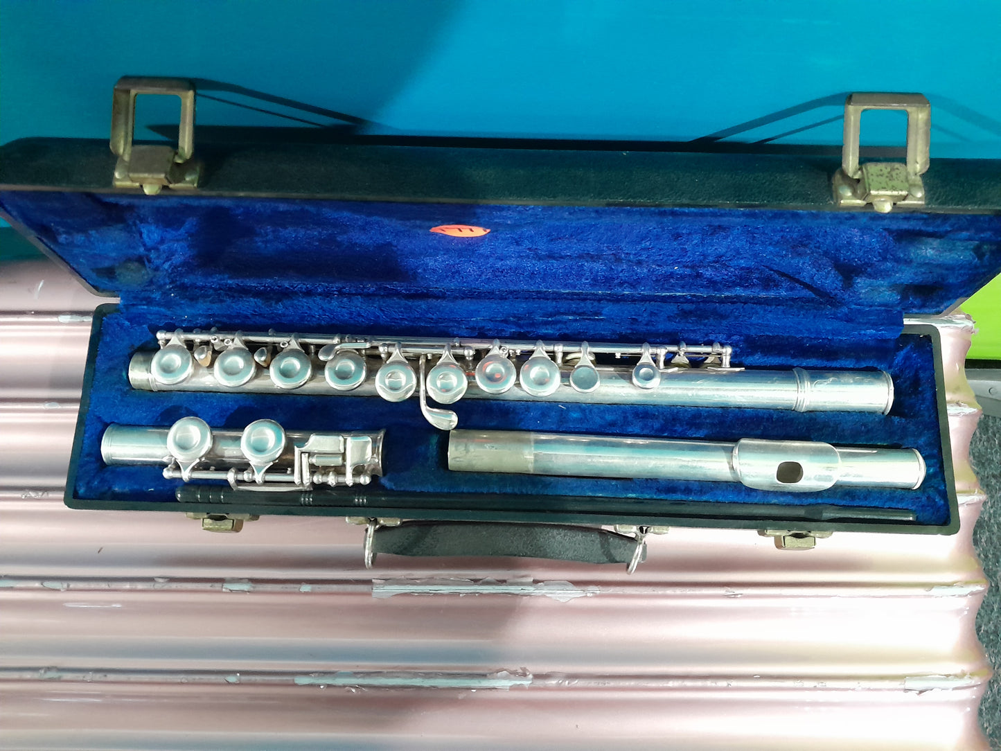 Stunning King Flute with open holes, nestled in a luxurious case, available at Die Skatkis.