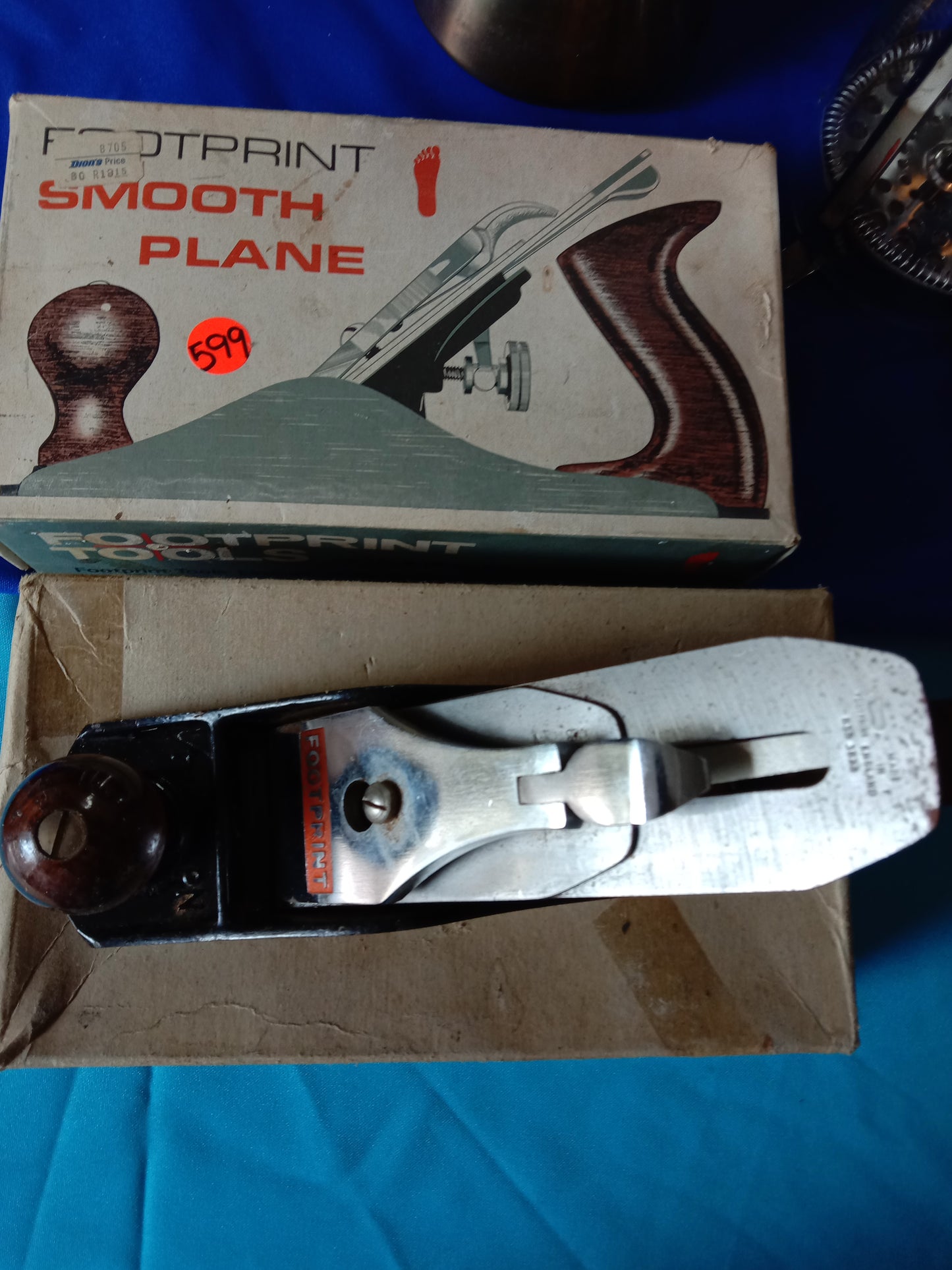 Footprint brand smooth plane with wooden handle and original packaging. Ideal for woodworking enthusiasts. Available at Die Skatkis