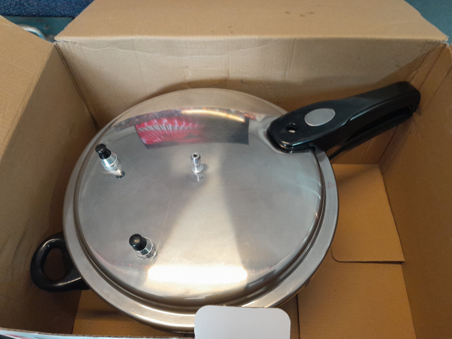 Tissolli Pressure Cooker with Shiny Lid and Black Handles in Box