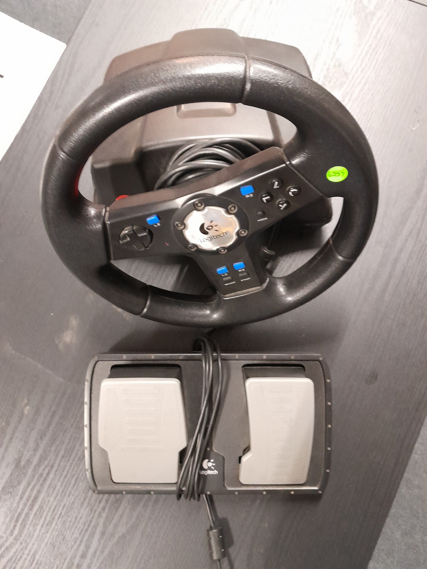 Logitech gaming steering wheel and pedals for PS2, perfect condition. Enhance your gaming setup with this pre-owned set from Die Skatkis.