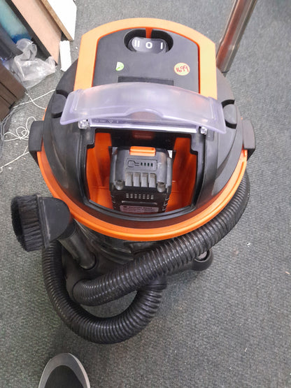 Bennett Read DC 18V 20L cordless wet/dry shop vacuum with control panel, hose, and brush attachment. Available at Die Skatkis.