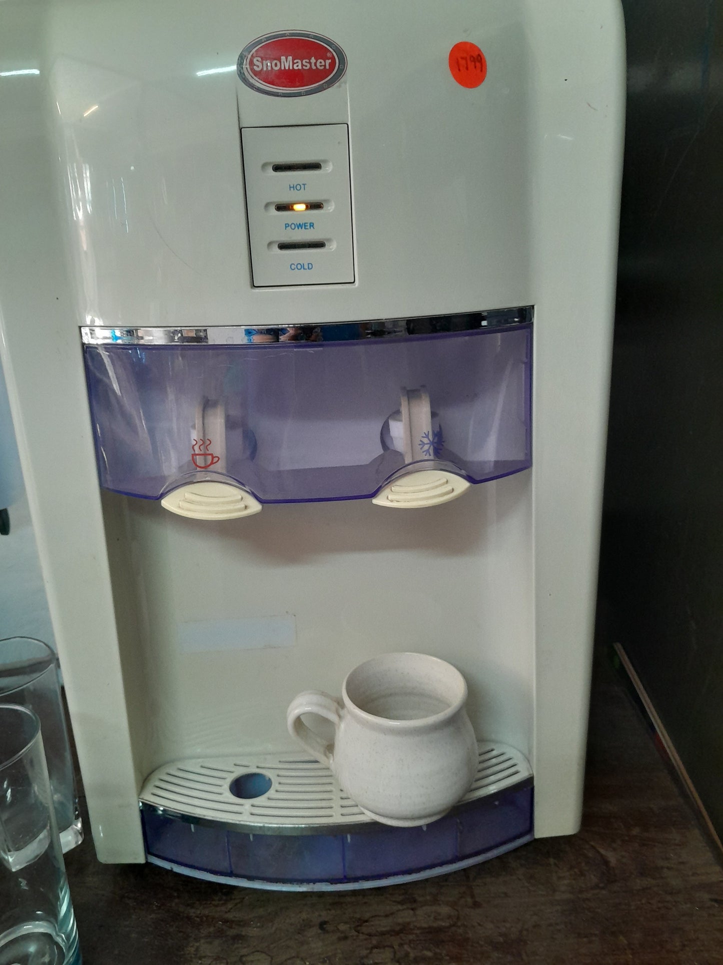 Secondhand SnoMaster water dispenser with hot and cold options, drip tray, and isolating switches available at Die Skatkis.