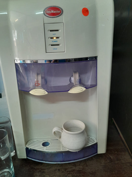 Secondhand SnoMaster water dispenser with hot and cold options, drip tray, and isolating switches available at Die Skatkis.
