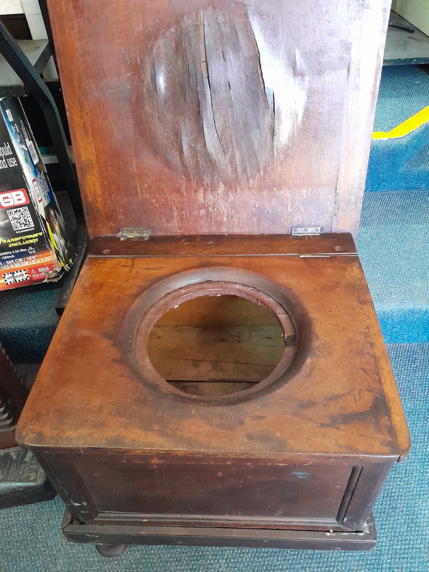 Antique wooden potty, worn wood with circular cutout, visible scratches, requires restoration, for sale at Die Skatkis.