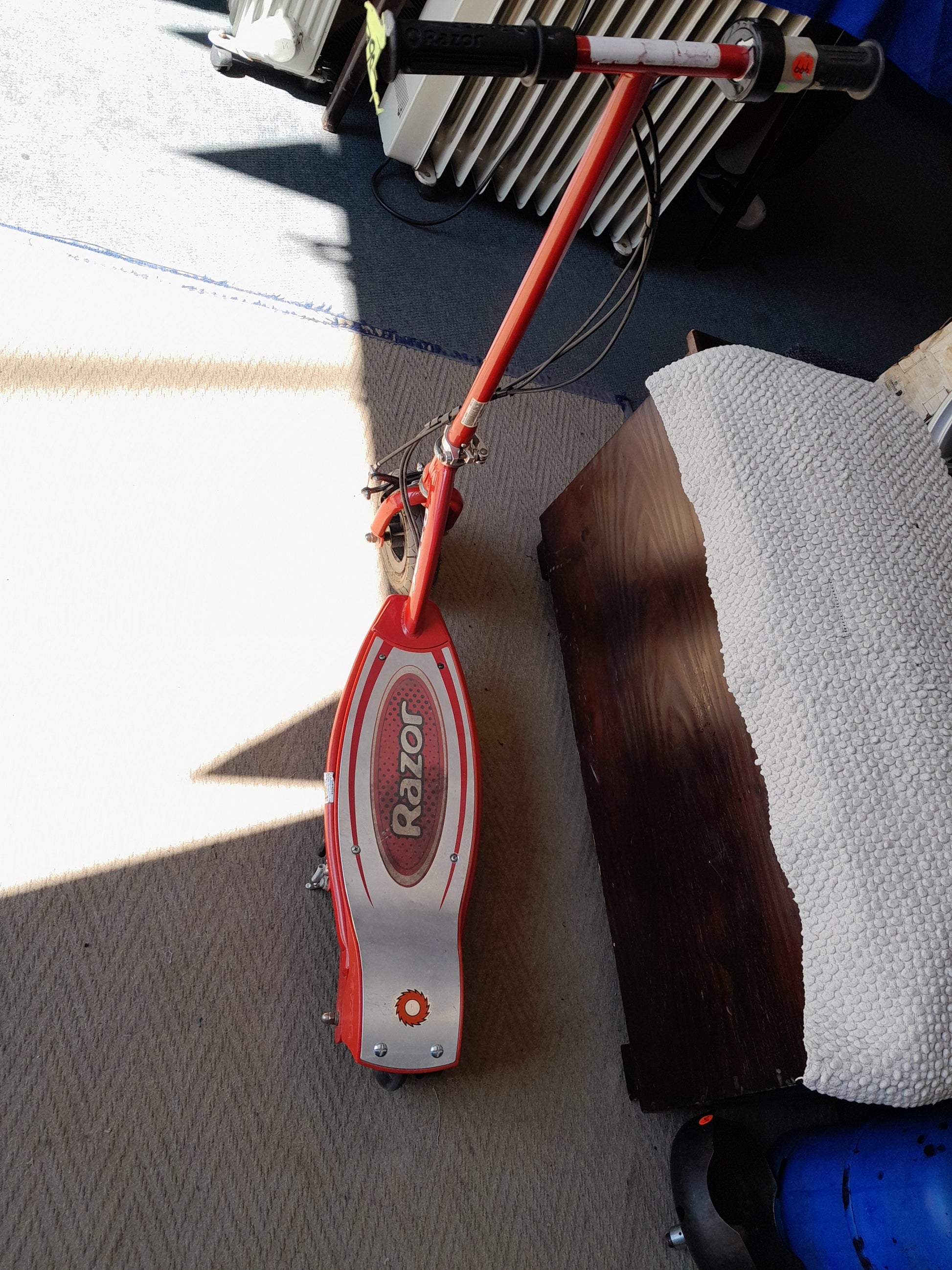 Red Razor E90 Power Core electric scooter with white and red deck, for ages 8+, available at Die Skatkis.