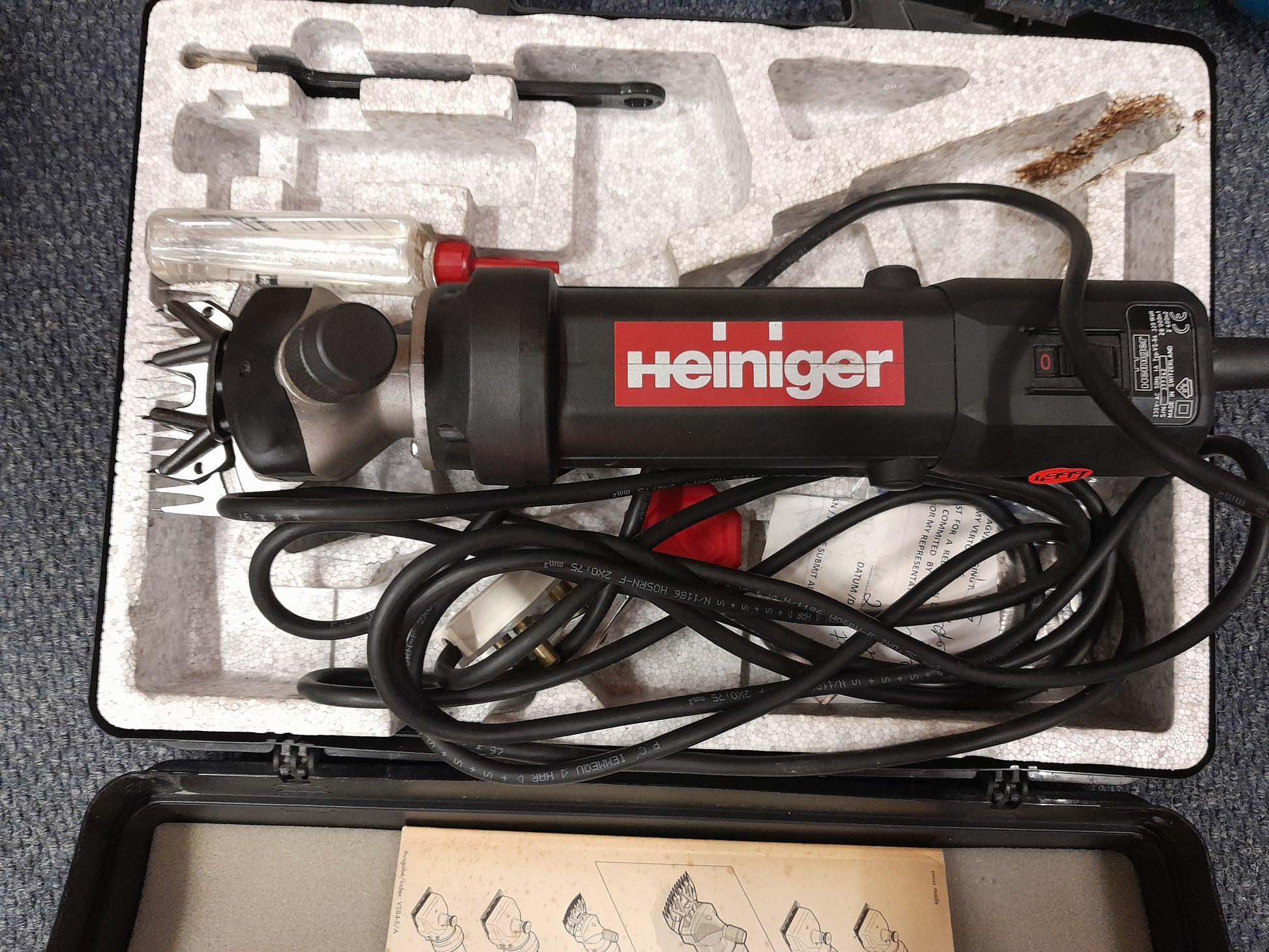 Heiniger electric sheep shearer in a carrying case with oil bottle and cleaning brush, ideal for livestock grooming, available at Die Skatkis.