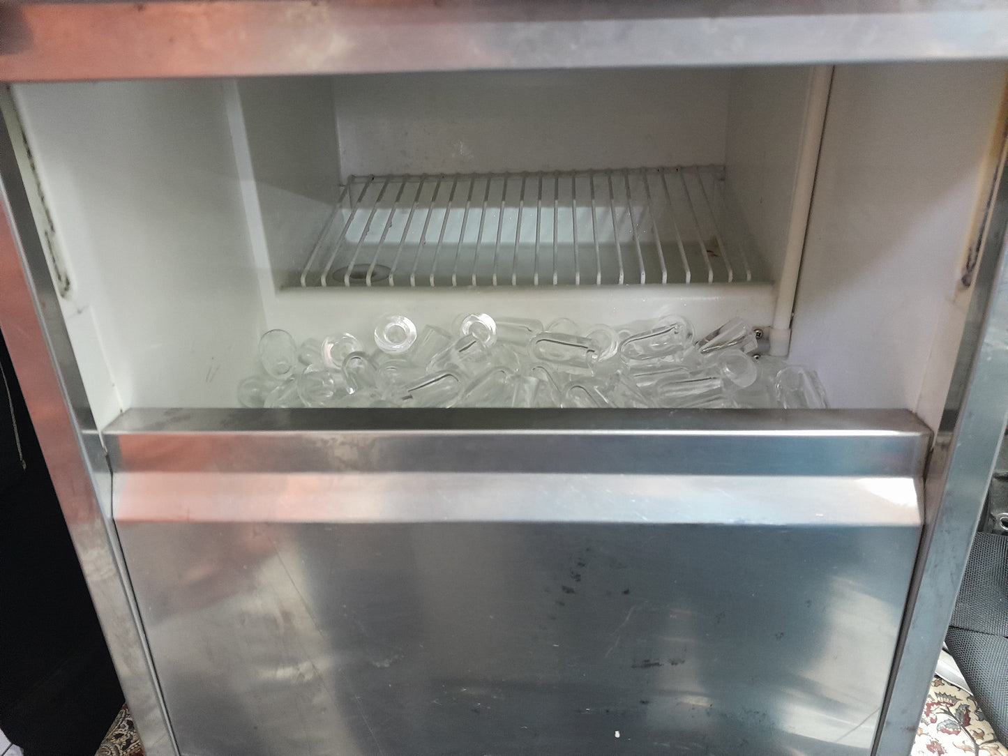 SnowMaster Ice Maker filled with ice cubes, perfect for home or bar use, available at Die Skatkis secondhand store.