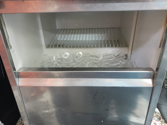 SnowMaster Ice Maker filled with ice cubes, perfect for home or bar use, available at Die Skatkis secondhand store.