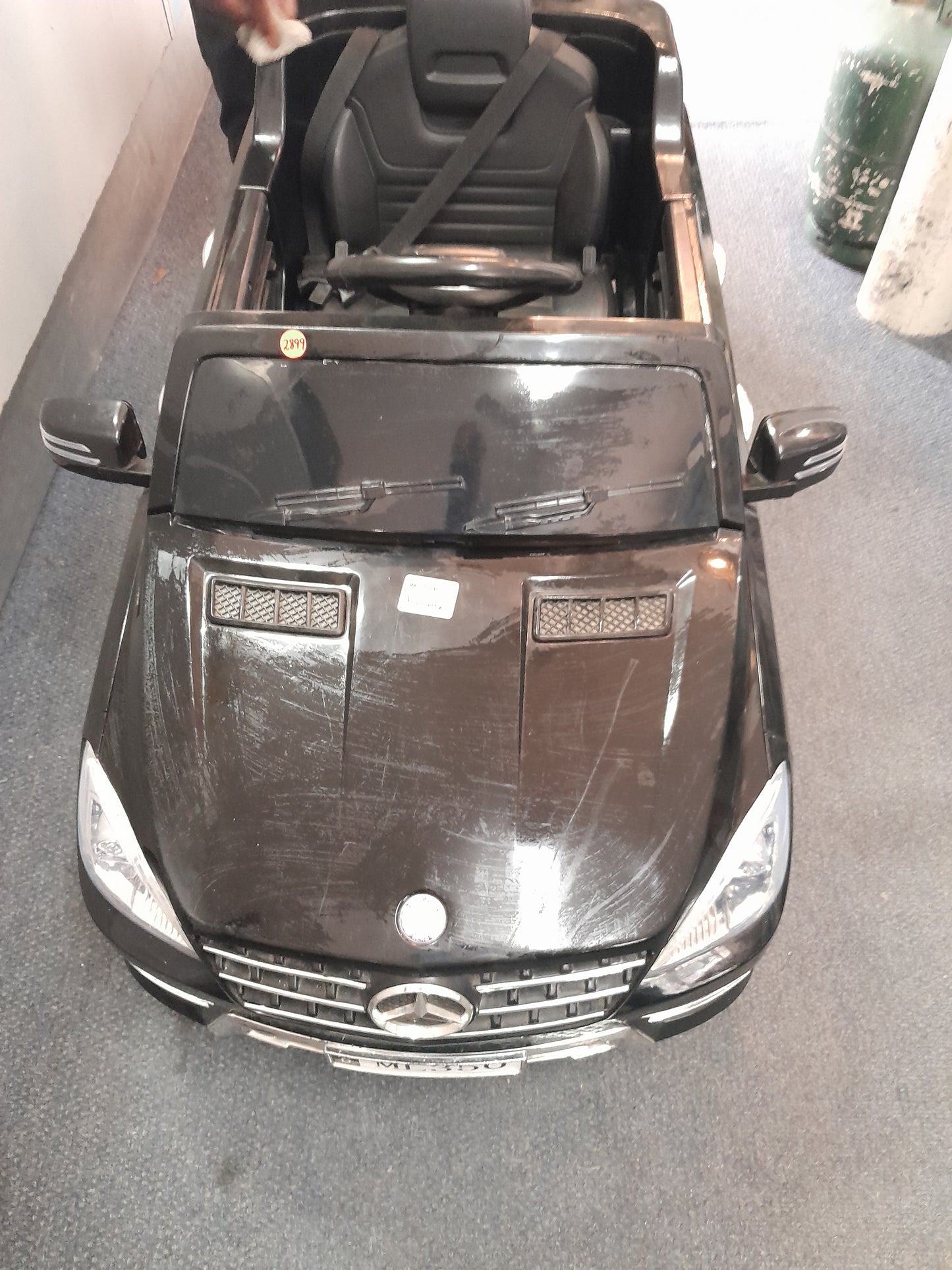 Secondhand Mercedes Benz kiddies car, battery-powered, ideal for ages 3-8 years, with remote control. Available at Die Skatkis.