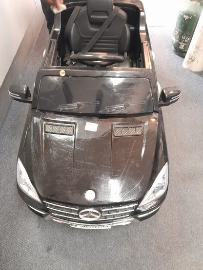 Secondhand Mercedes Benz kiddies car, battery-powered, ideal for ages 3-8 years, with remote control. Available at Die Skatkis.