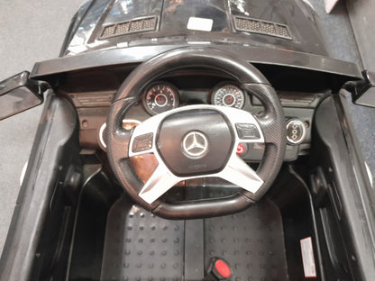 Die Skatkis secondhand store: Detailed interior of a Mercedes-Benz kiddies car, featuring realistic steering wheel and gauges.