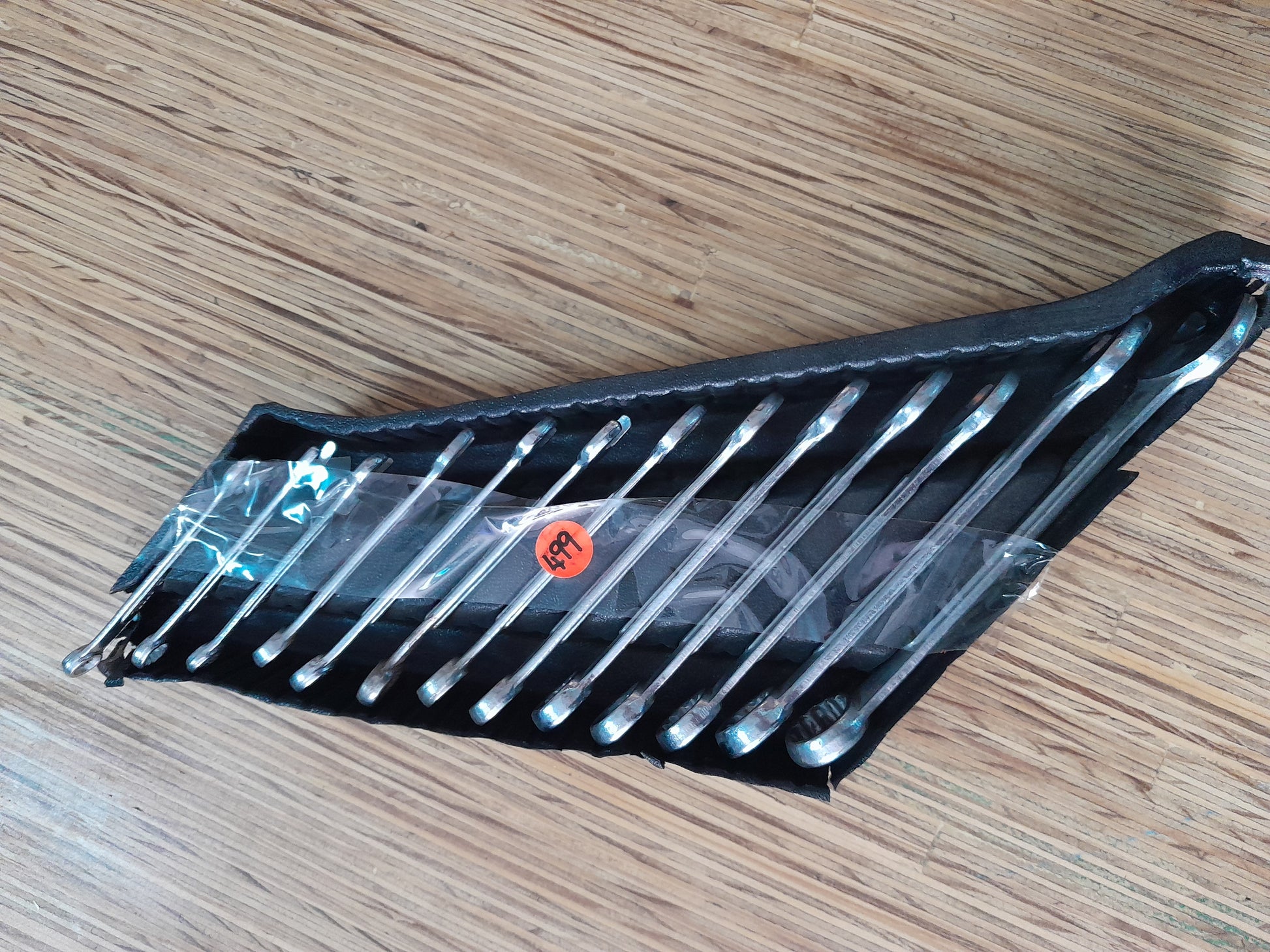 13-piece ring spanner set, sizes 6-19, in excellent condition, displayed in black holder on wooden surface, available at Die Skatkis.