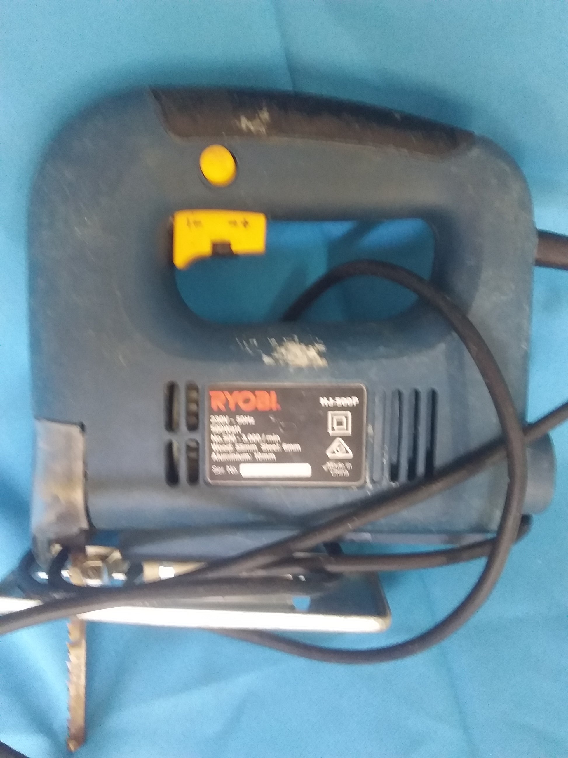 Close-up of Ryobi HJ-500P jigsaw label with model number, voltage, power input, and cutting capacity details, available at Die Skatkis.