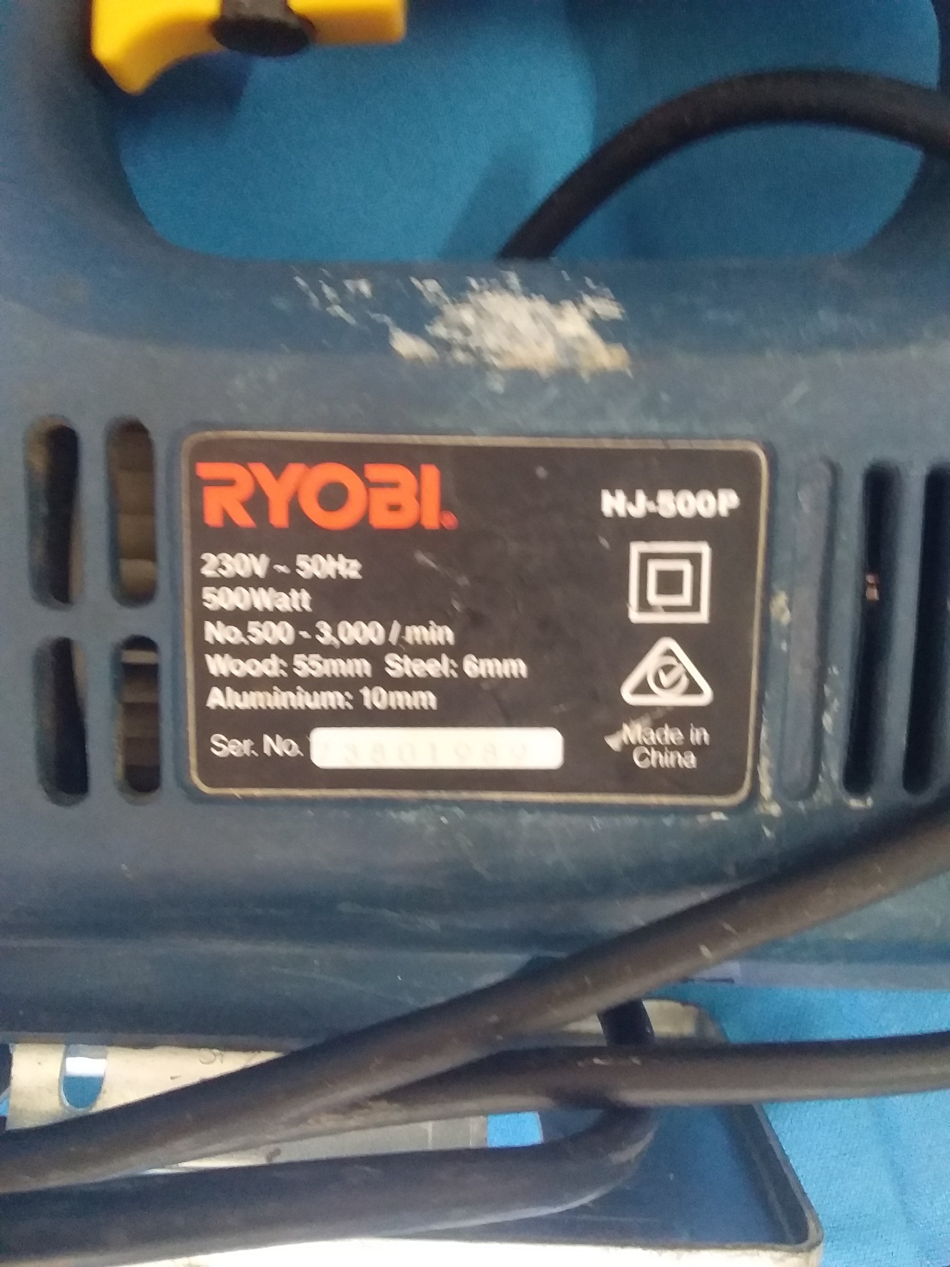 Close-up of Ryobi NJ-500P jigsaw label with technical specifications including power input, speed range, and cutting capacity, available at Die Skatkis